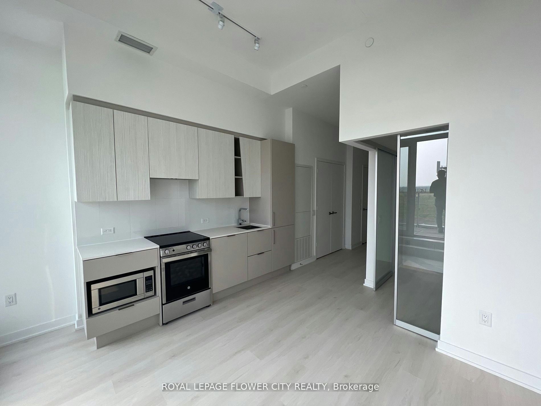 607-3900 Confederation Parkway, Mississauga, ON, L5B 0M3 - 3