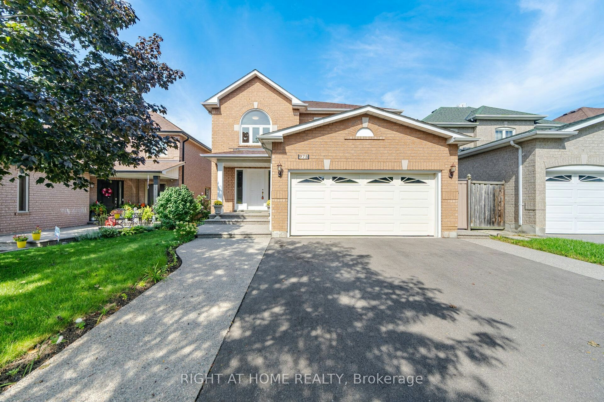975 Mantle Crescent, Mississauga, ON, L5V 2G3