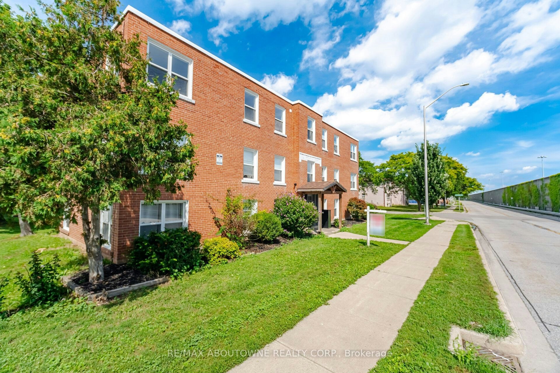 5-133 North Service Road E, Oakville, ON, L6H 1A3 - 2