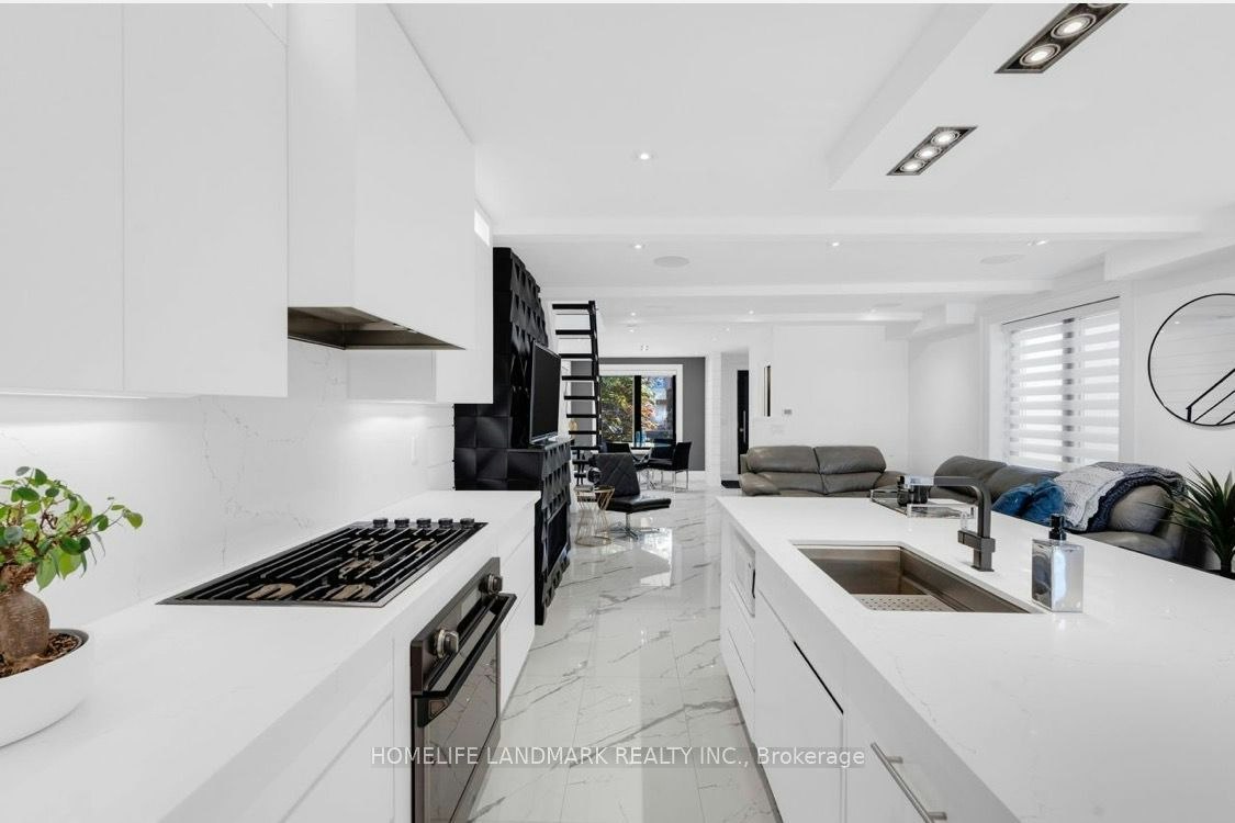 upper-58 Carrick Avenue, Toronto, ON, M6N 3J5 - 8
