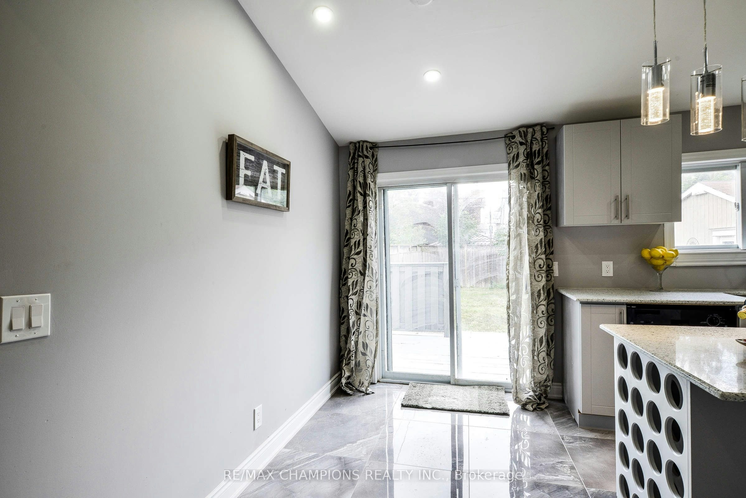 Main-734 Willard Avenue, Toronto, ON, M6S 3S5 - 13