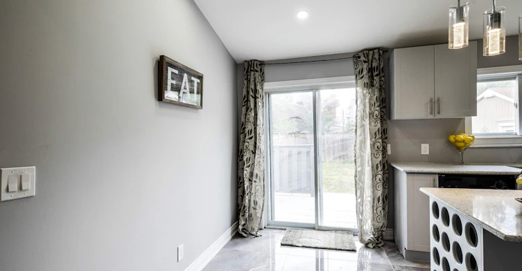 Main-734 Willard Avenue, Toronto, ON, M6S 3S5 - 13