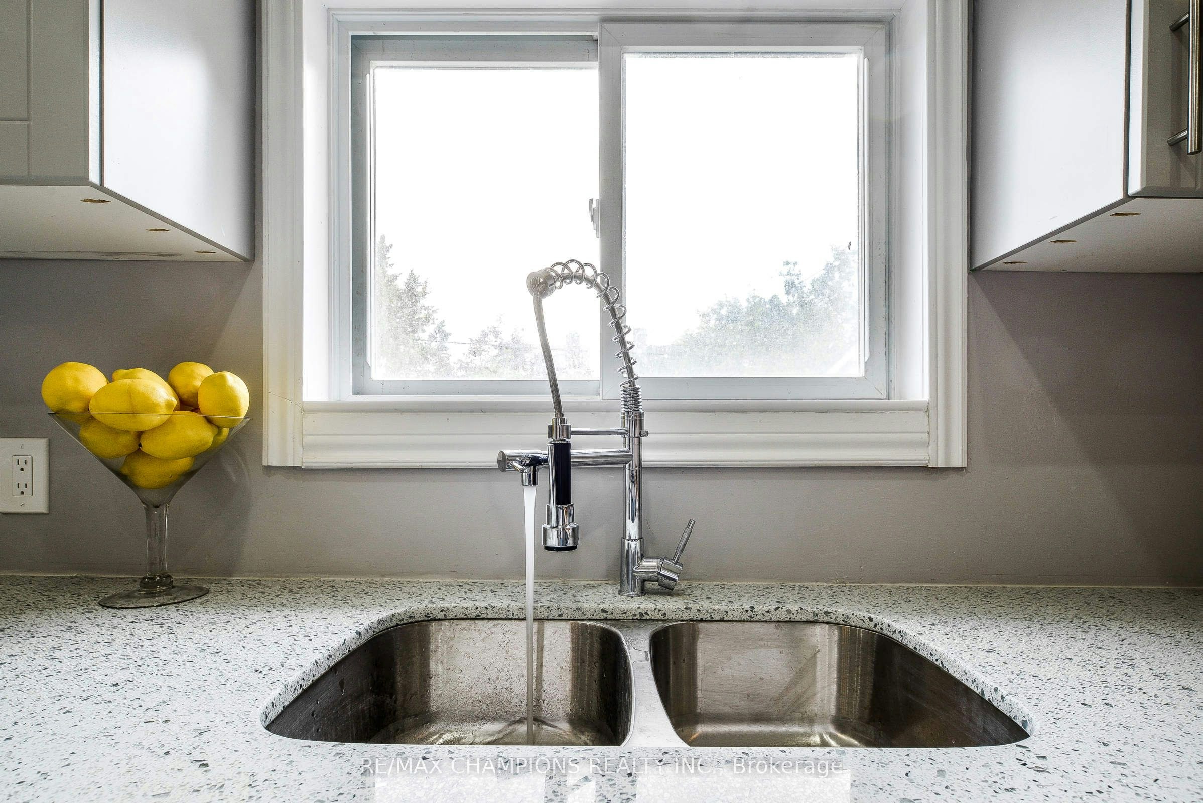 Main-734 Willard Avenue, Toronto, ON, M6S 3S5 - 19