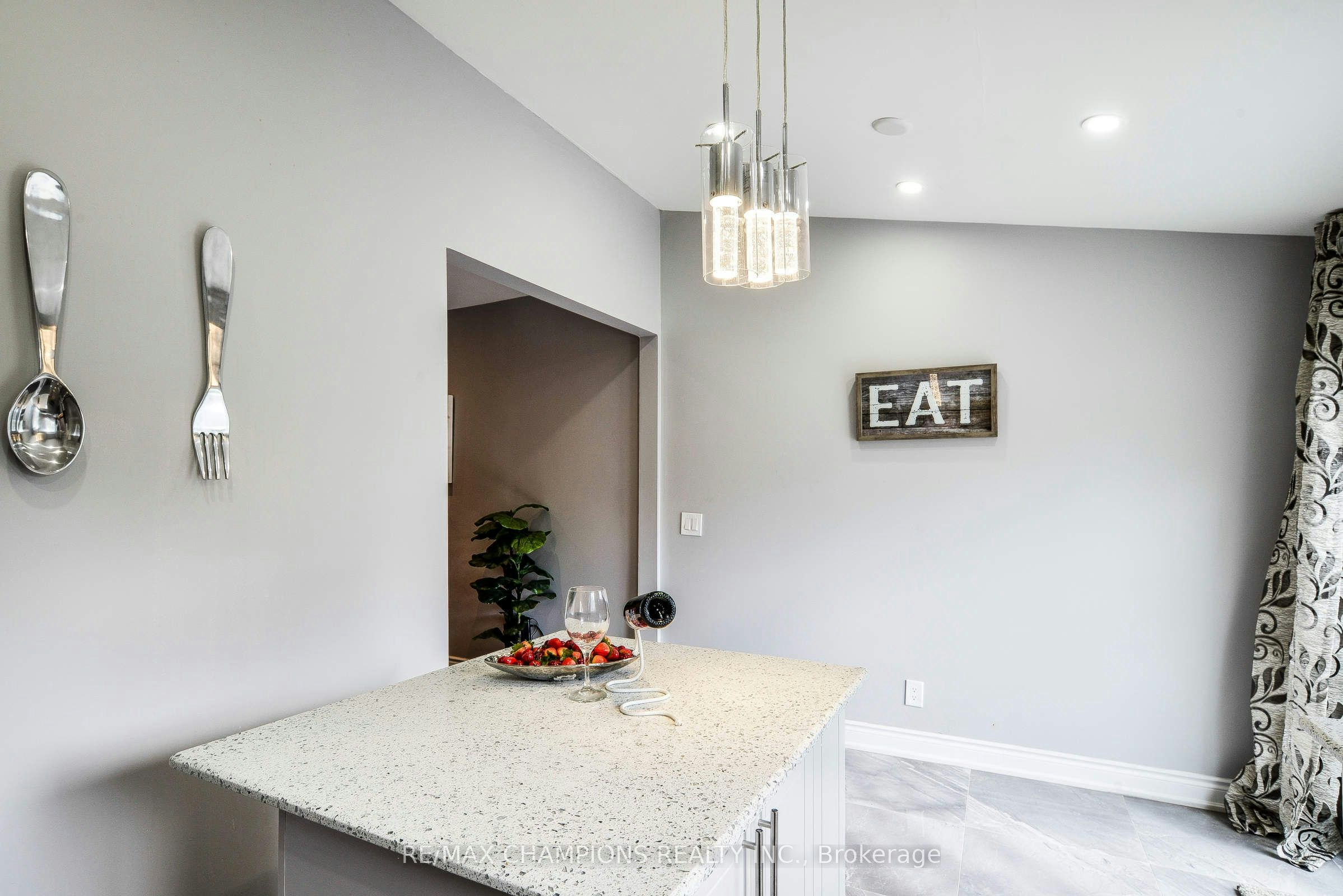 Main-734 Willard Avenue, Toronto, ON, M6S 3S5 - 20
