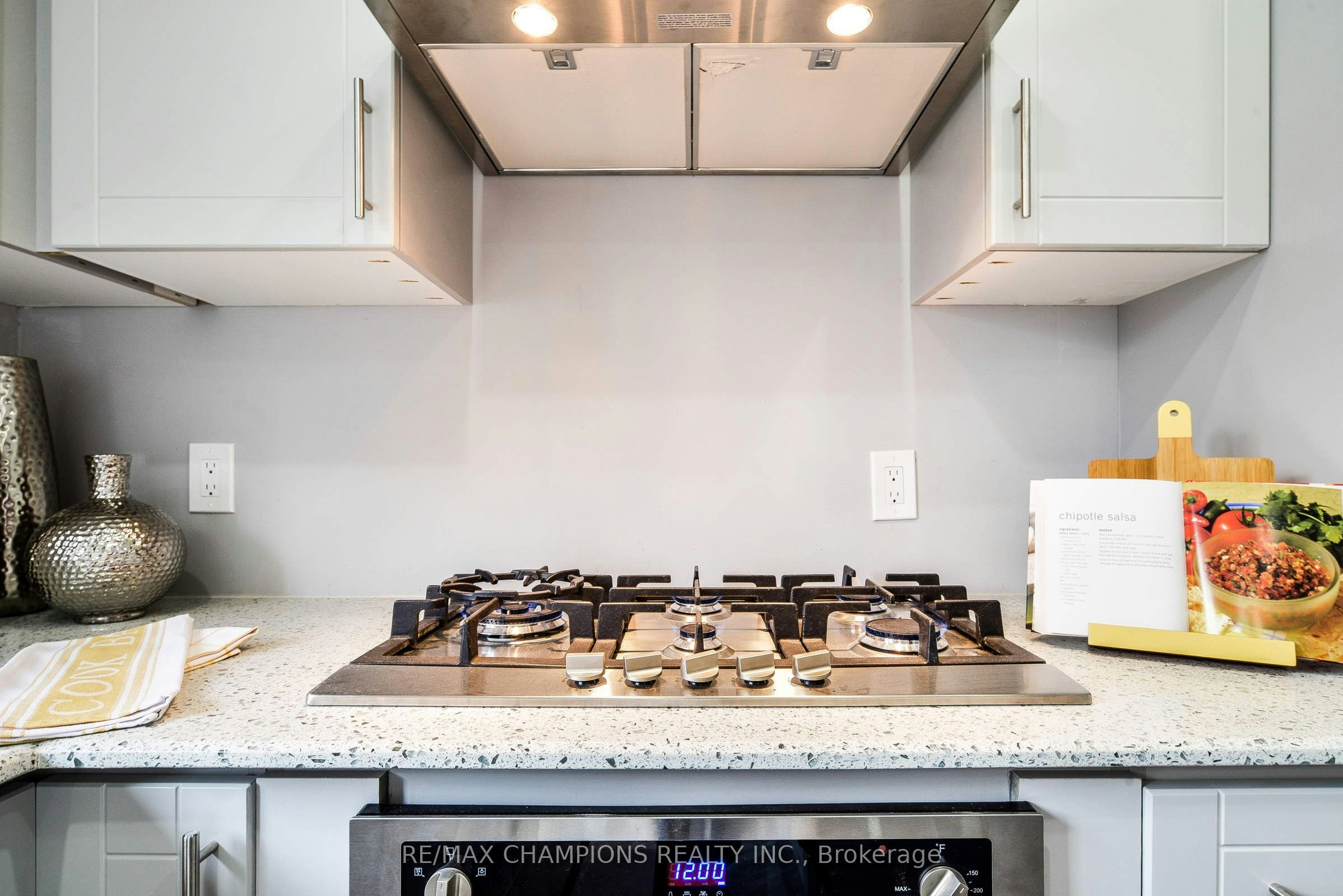 Main-734 Willard Avenue, Toronto, ON, M6S 3S5 - 17
