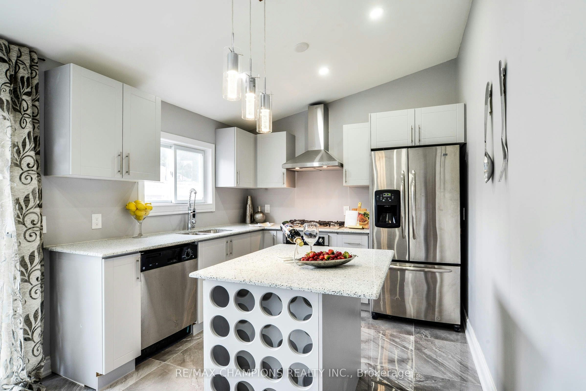 Main-734 Willard Avenue, Toronto, ON, M6S 3S5 - 14