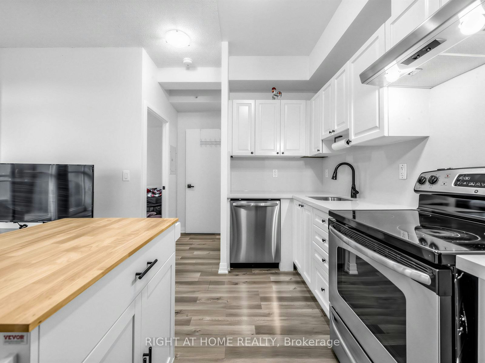 208-155 Legion Road N, Toronto, ON, M8Y 0A7 - 12