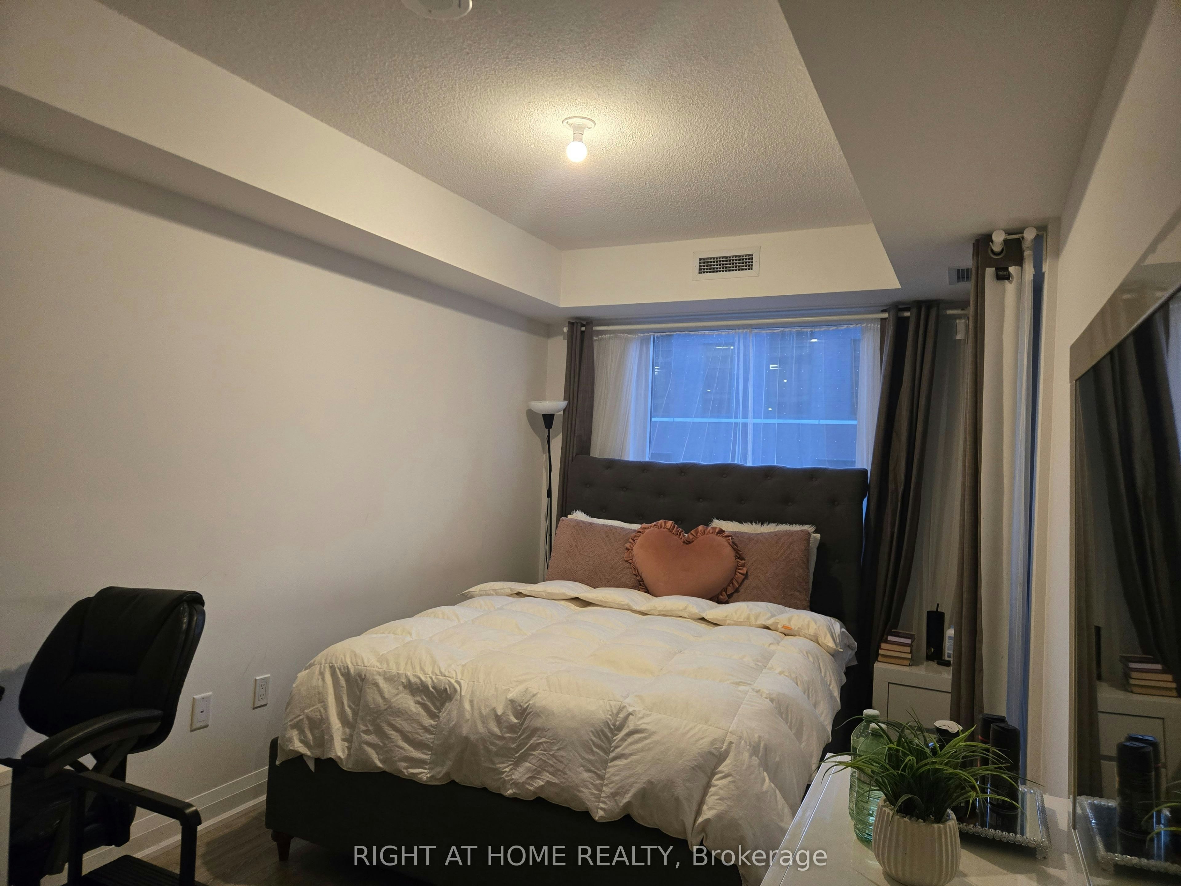 325-26 Gibbs Road, Toronto, ON, M9B 0E3 - 5