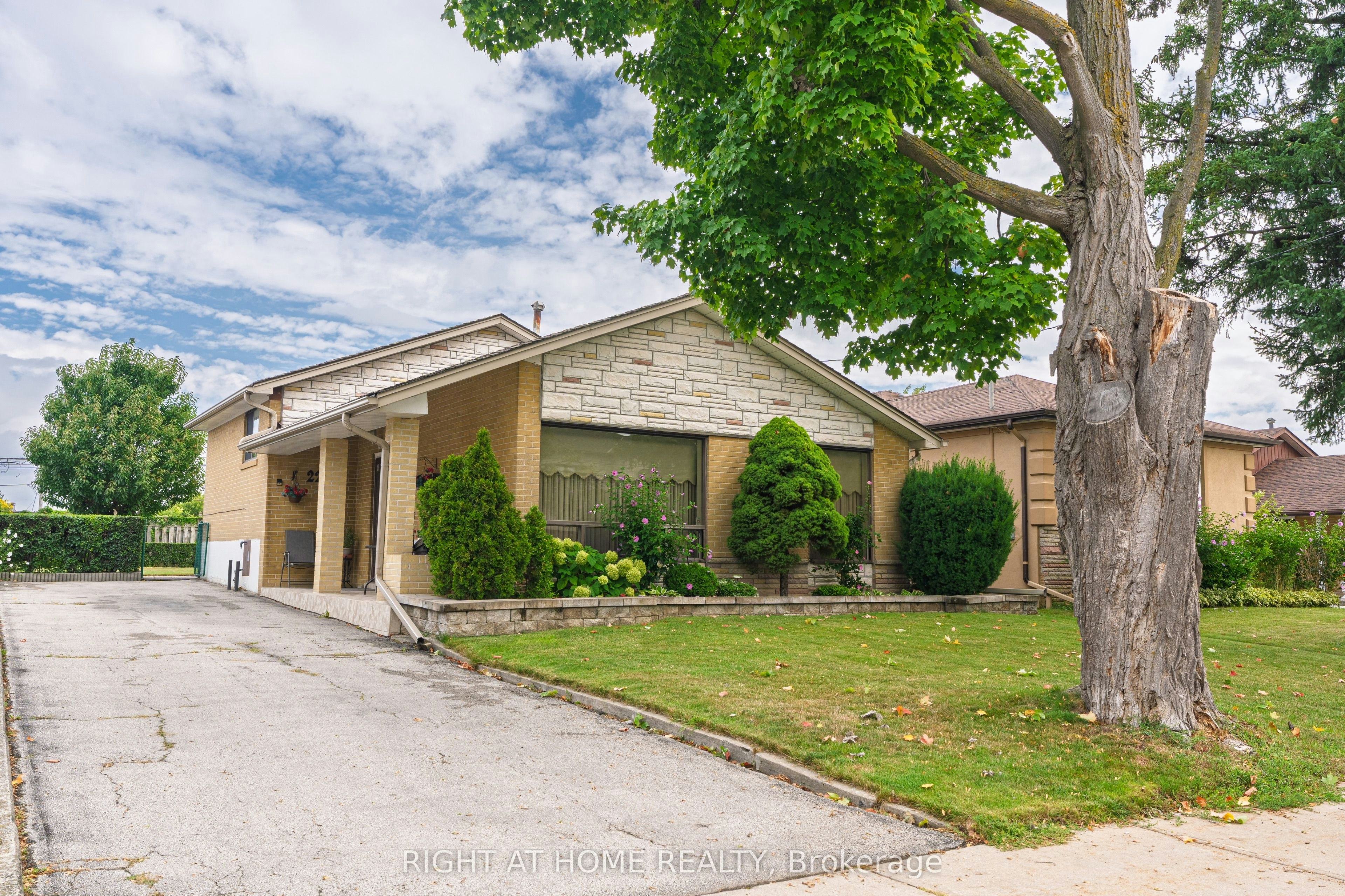 22 Monterrey Drive, Toronto, ON, M9V 1S8