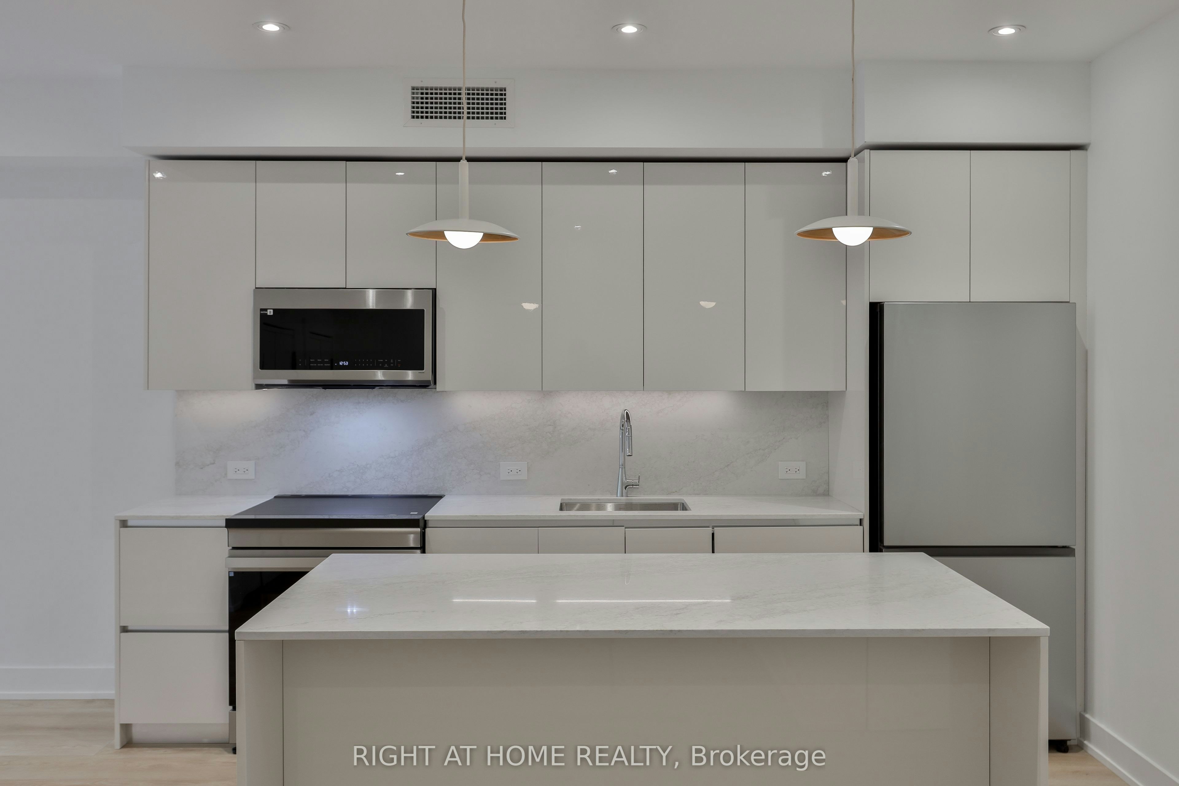 1-Main Floor-266 Indian Grove, Toronto, ON, M6P 2H5 - 5