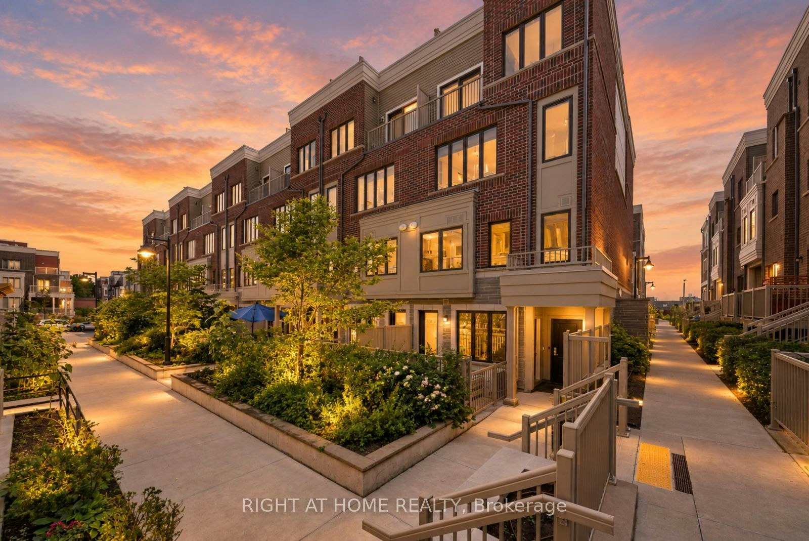 17-85 Eastwood Park Gardens, Toronto, ON, M8W 0B9