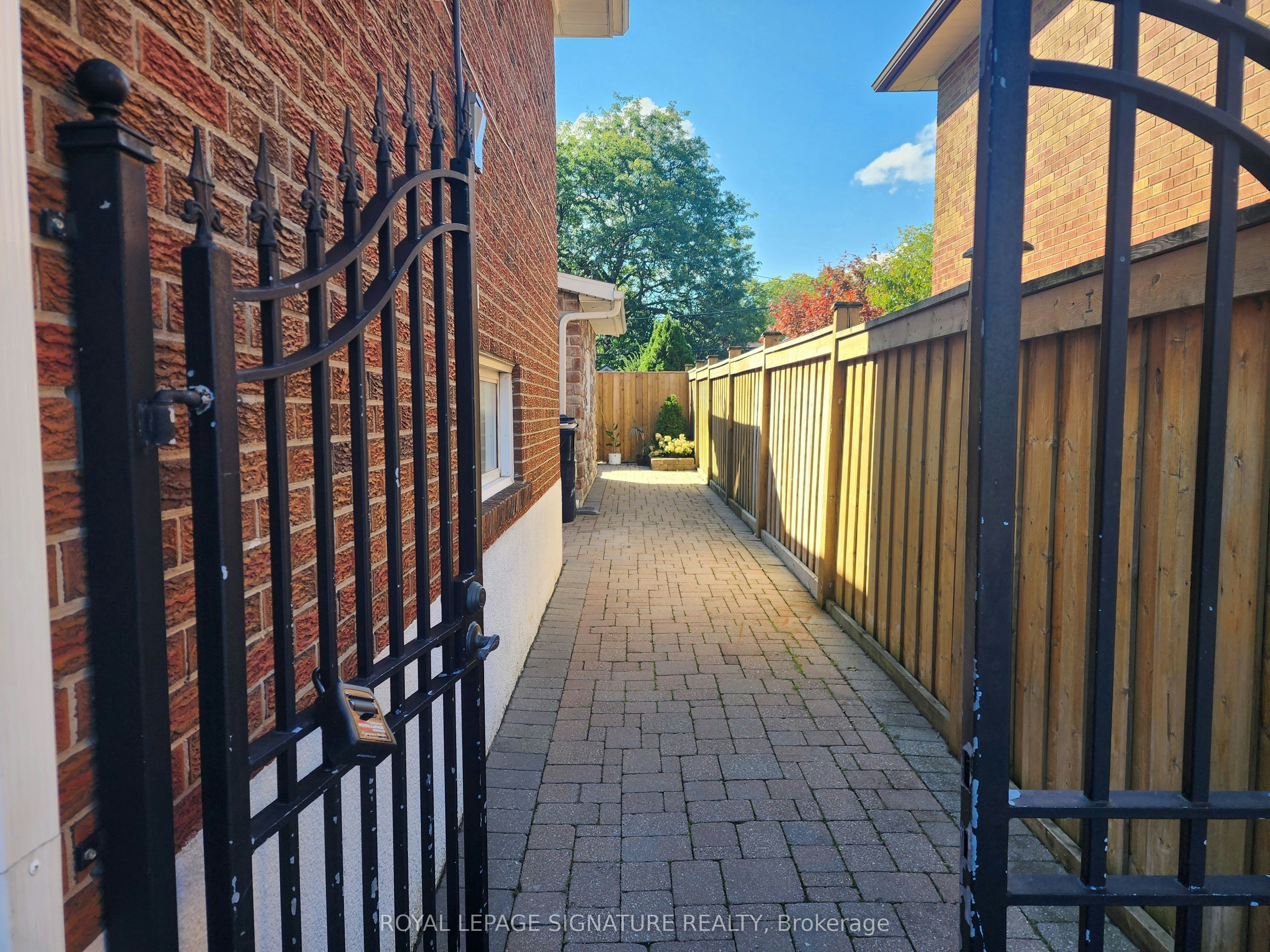 35 Summitcrest Drive, Toronto, ON, M9P 1H1