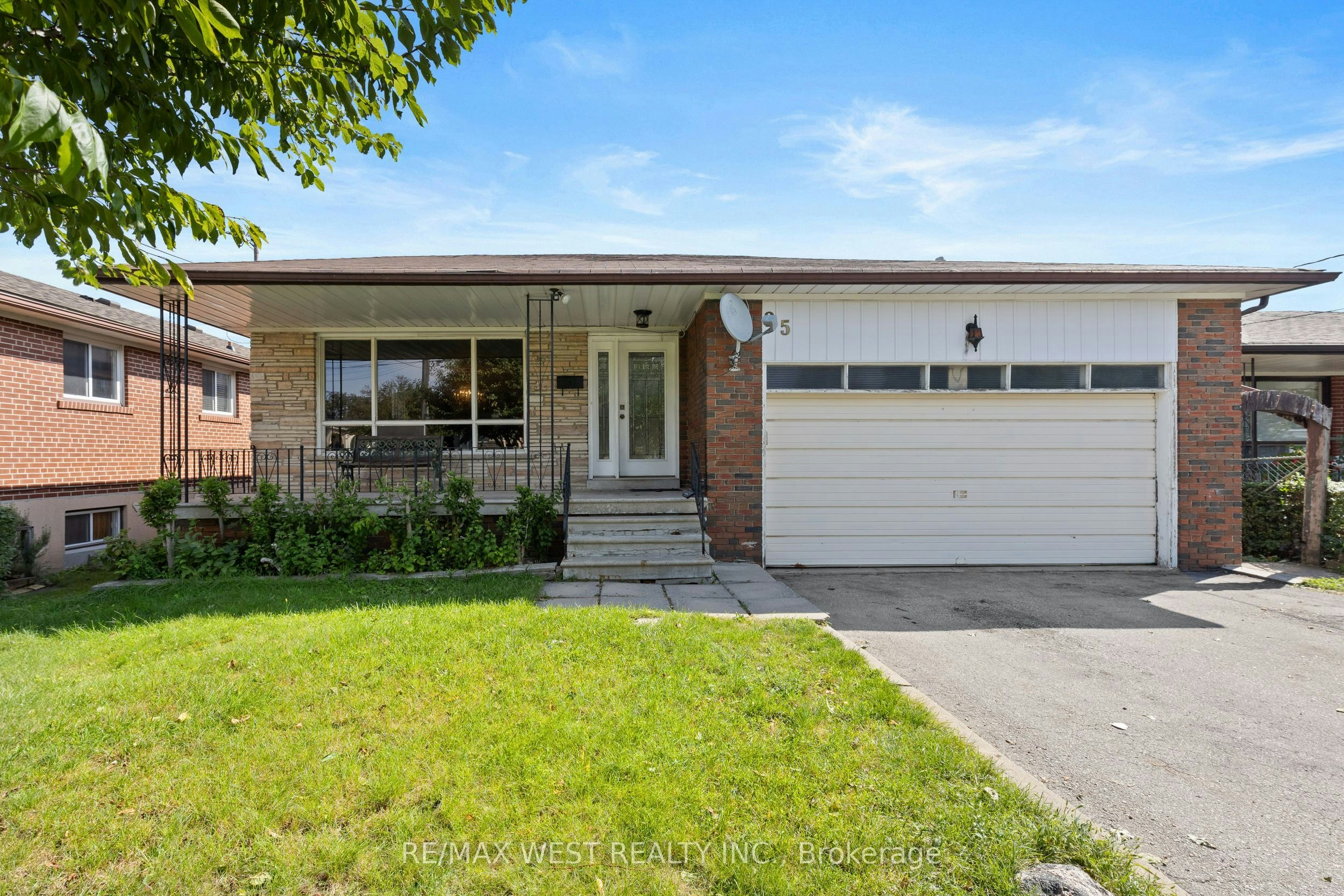 25 Apted Avenue, Toronto, ON, M9L 2P2