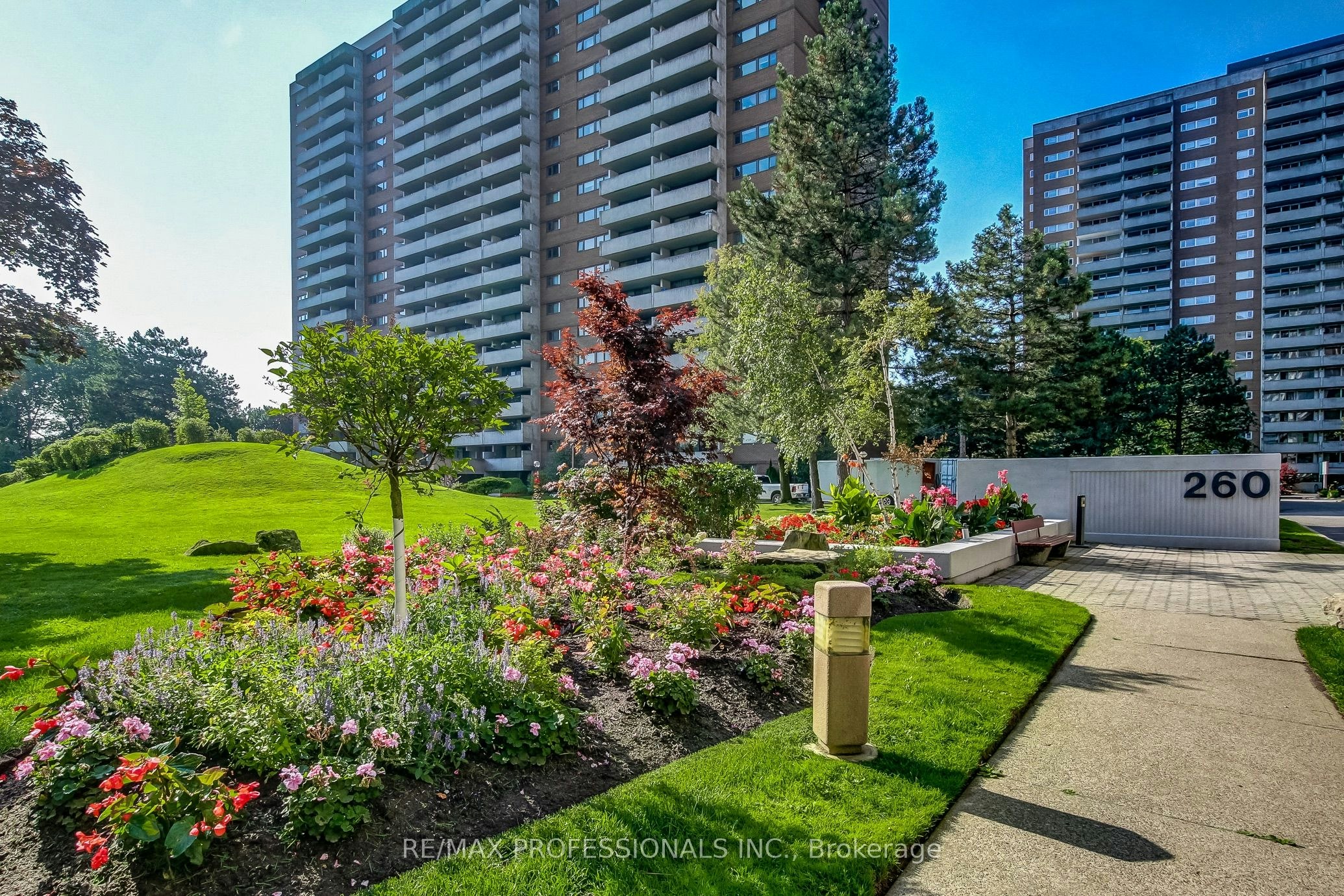 207-260 Scarlett Road, Toronto, ON, M6N 4X6