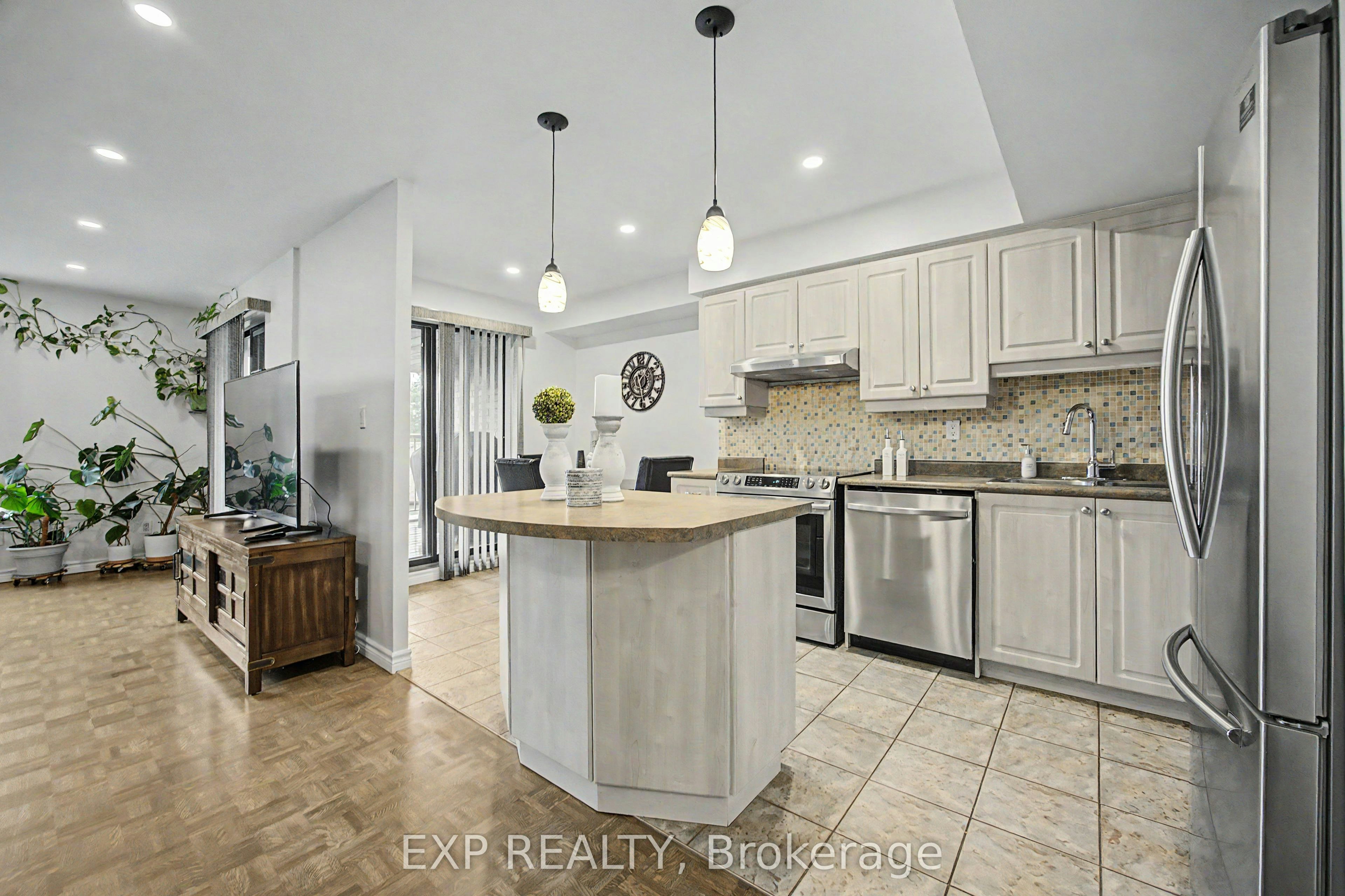 501-1000 Cedarglen Gate, Mississauga, ON, L5C 3Z5
