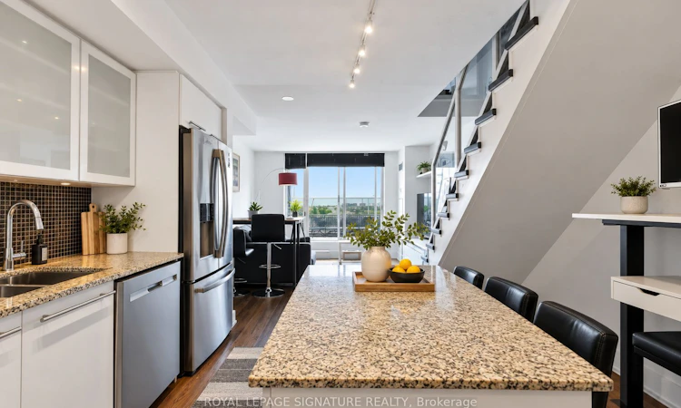 917-1040 The Queensway N/A