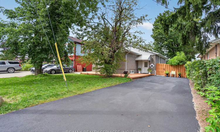 8 Leneck Avenue