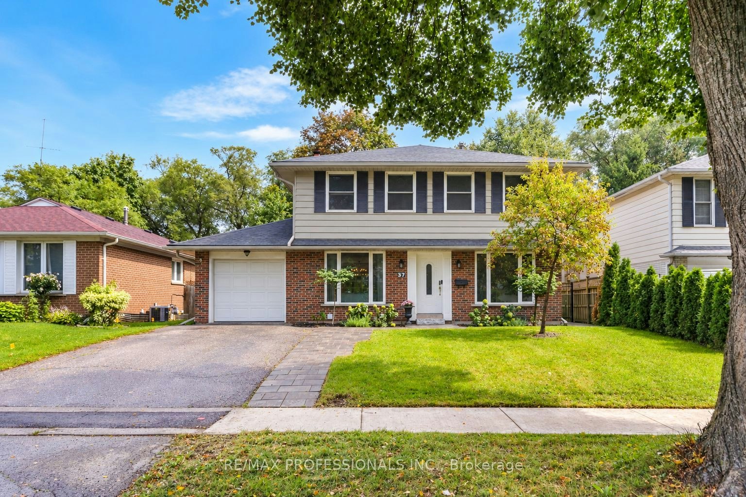 37 Birchleaf Crescent, Toronto, ON, M9R 2L5
