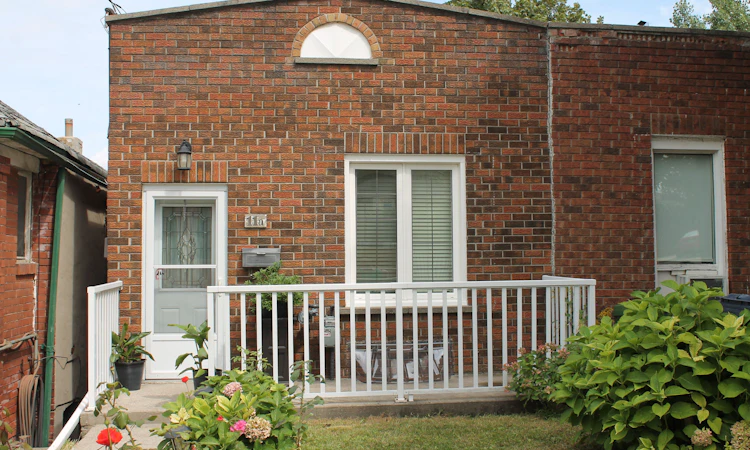 11A Woodcroft Crescent