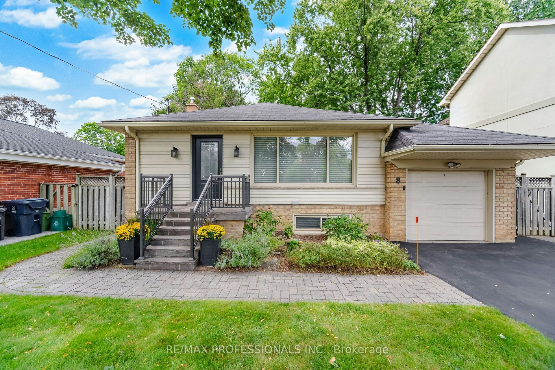 8 Beaverbrook Avenue, Toronto, ON, M9B 2M7