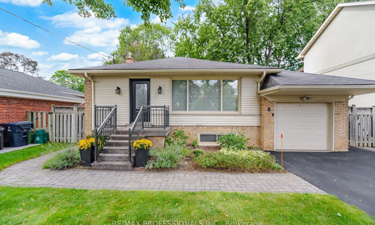 8 Beaverbrook Avenue