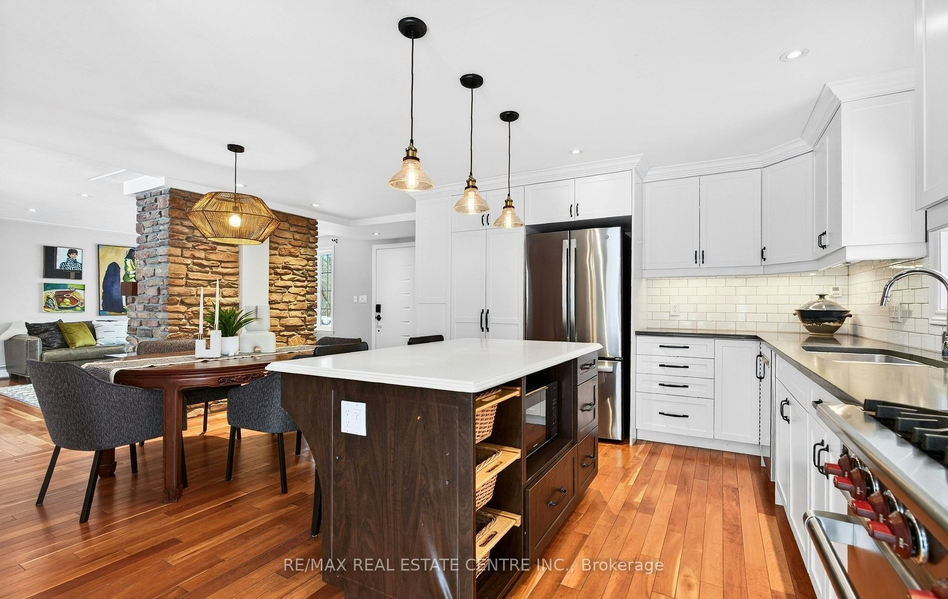 582 Cedar Avenue, Burlington, ON, L7T 2R2 4