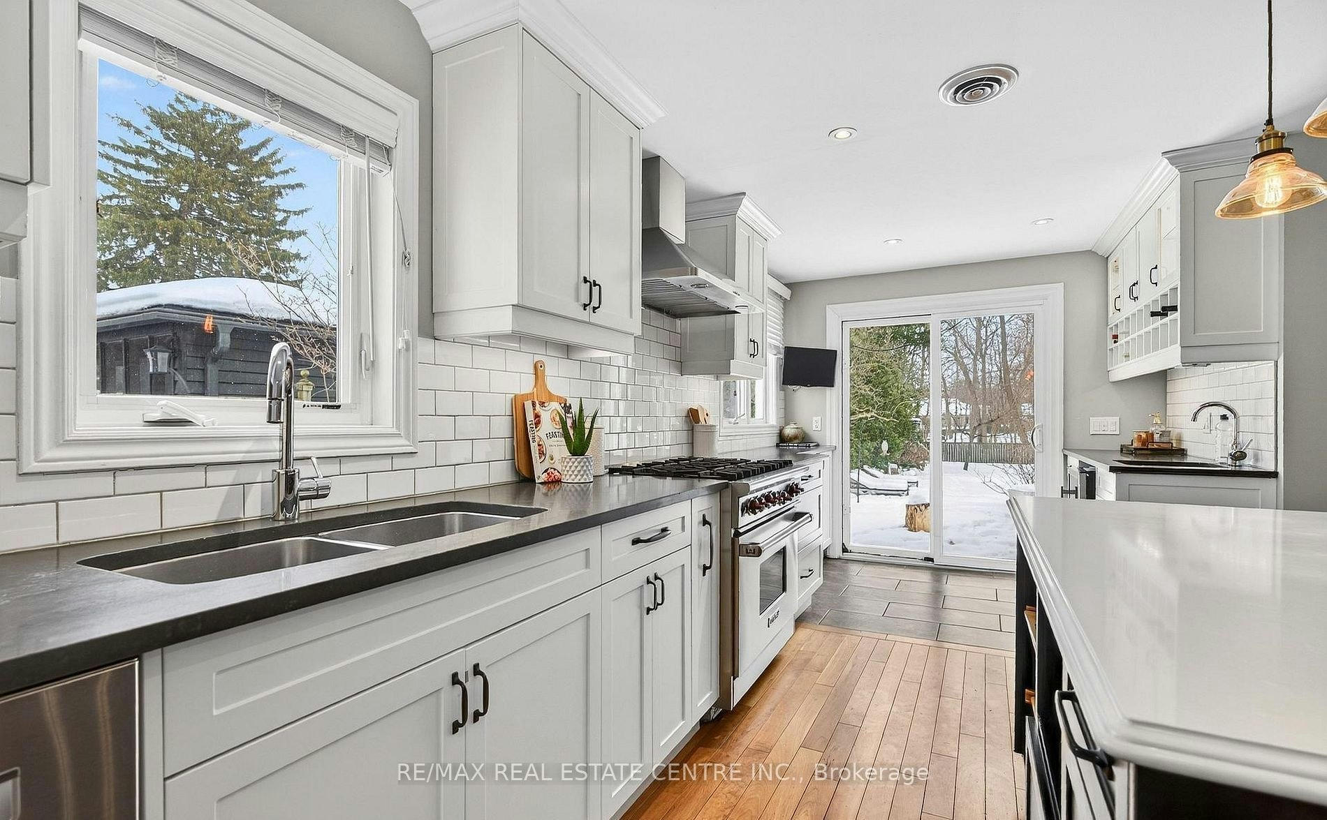 582 Cedar Avenue, Burlington, ON, L7T 2R2 3