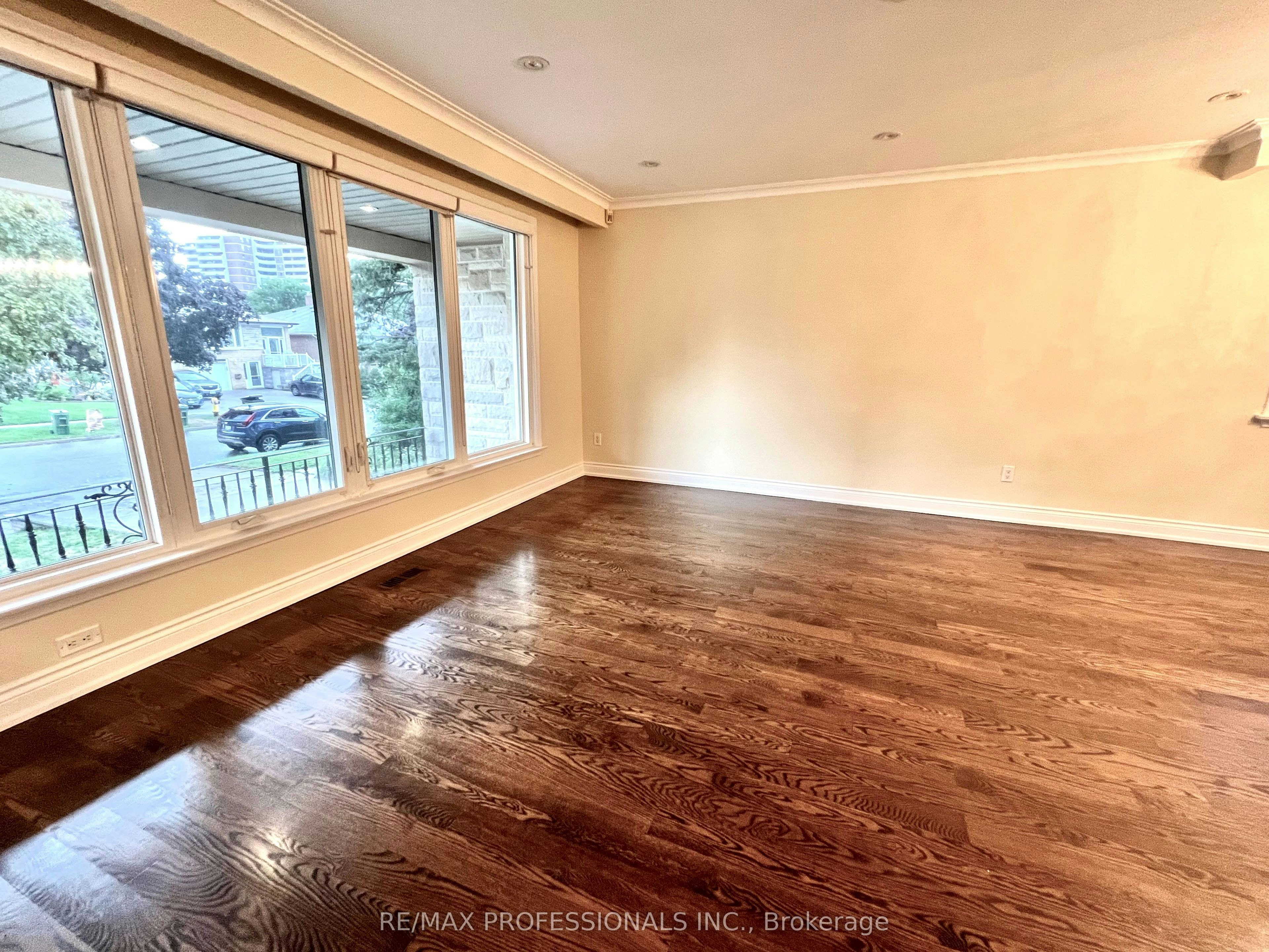 30 Lemonwood Drive, Toronto, ON, M9A 4L5 - 8