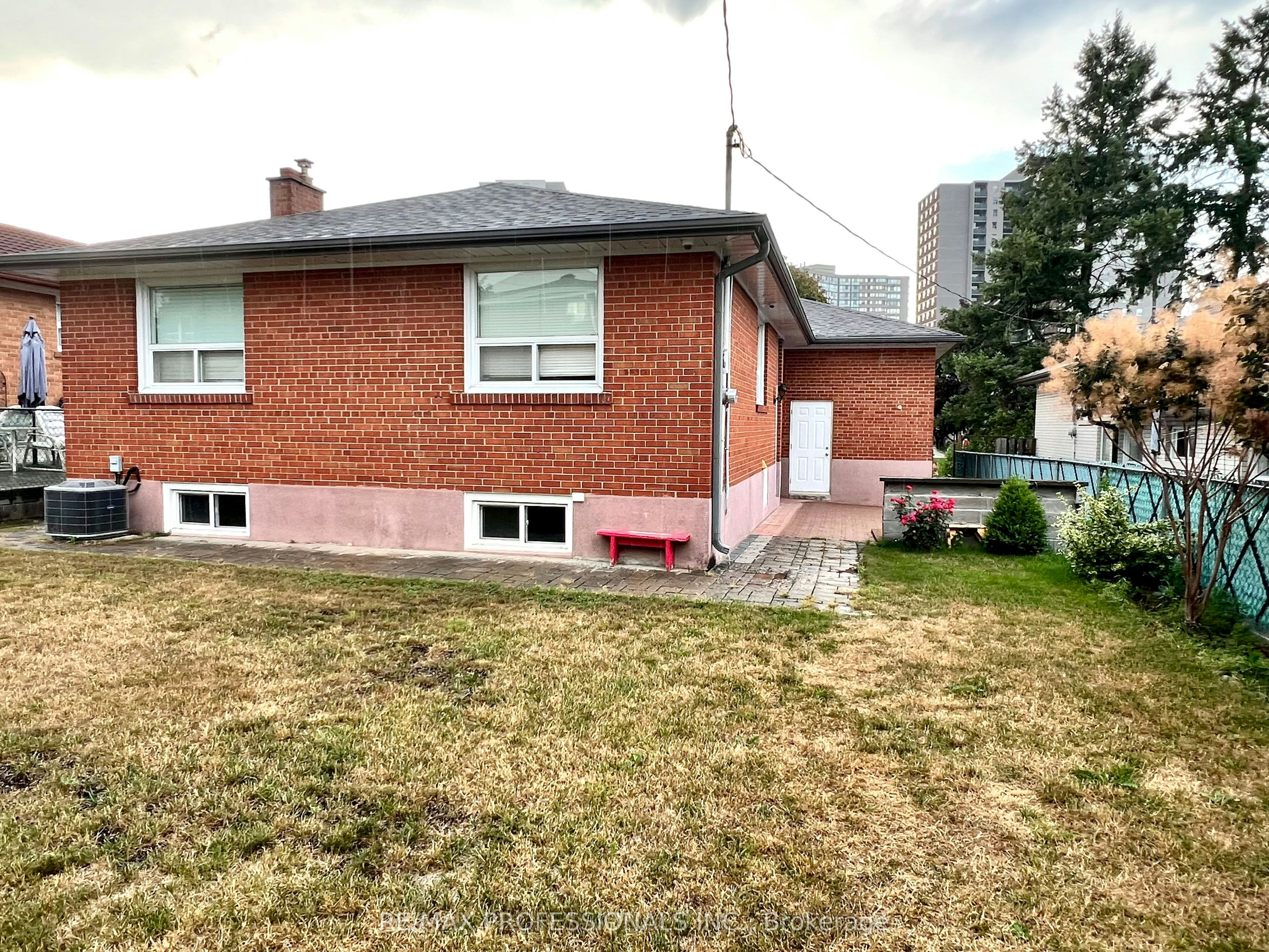 30 Lemonwood Drive, Toronto, ON, M9A 4L5 - 4