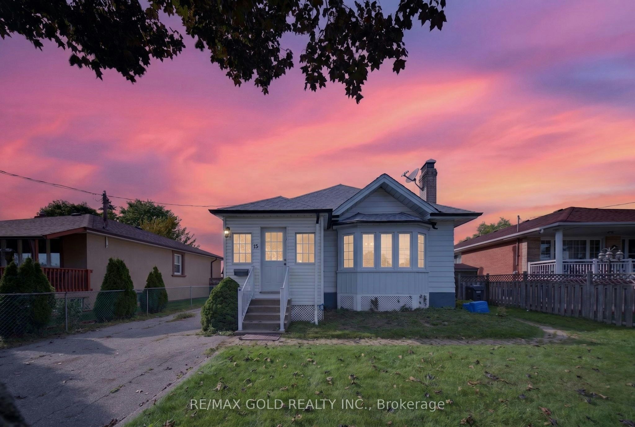 15 Beverley Street, Mississauga, ON, L4T 1E9