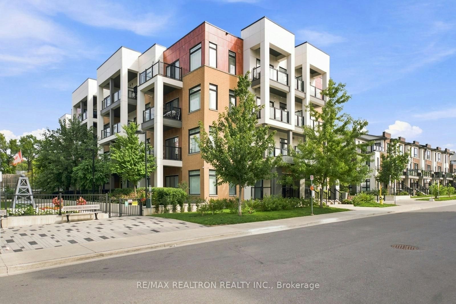 304-120 Canon Jackson Drive, Toronto, ON, M6M 0B8