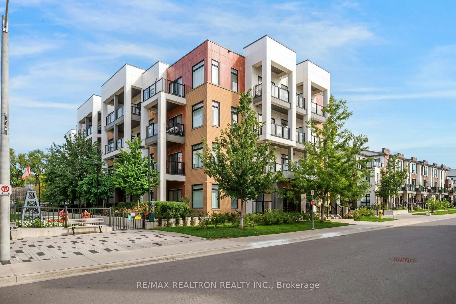 304-120 Canon Jackson Drive, Toronto, ON, M6M 0B8