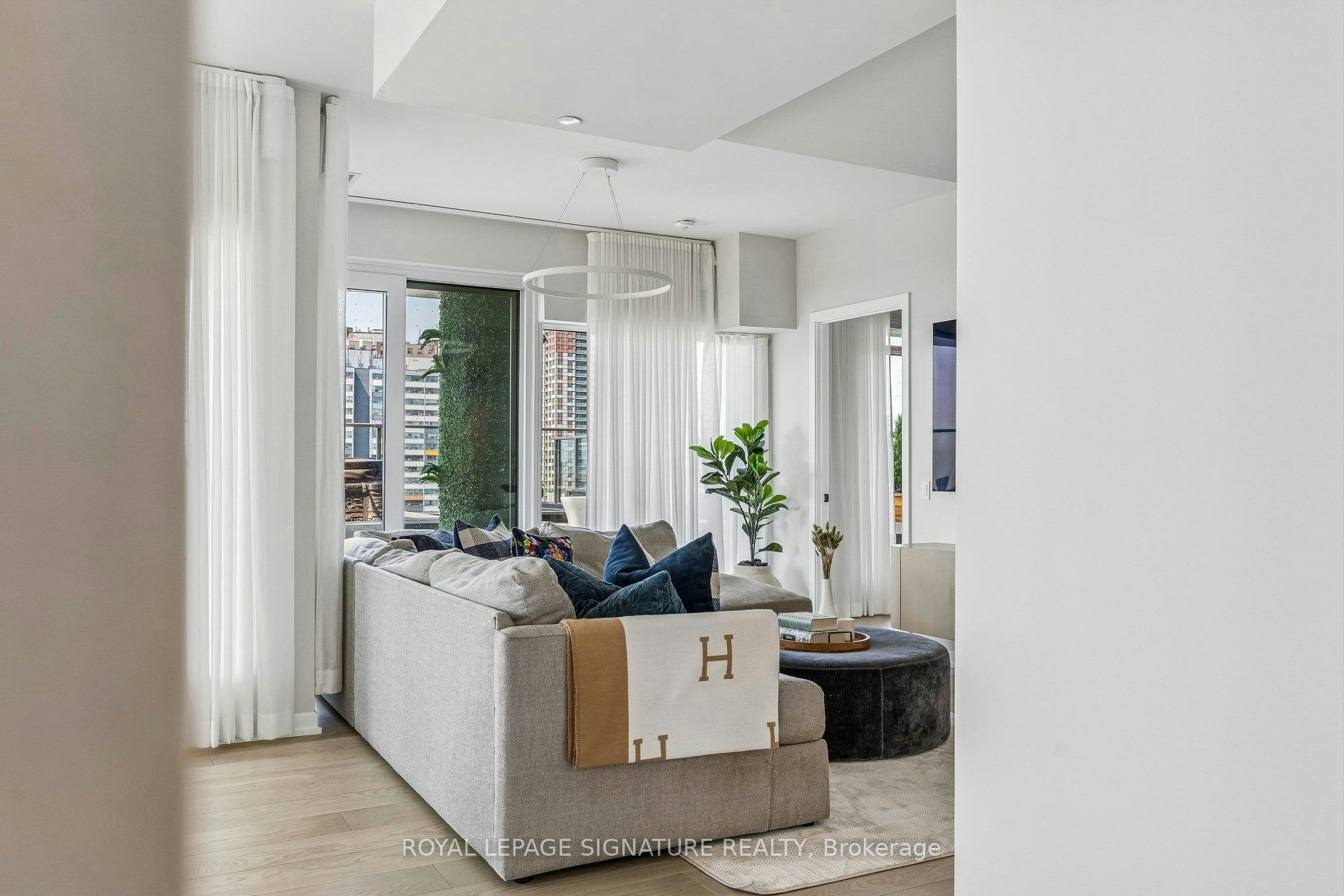 702-10 Graphophone Grove, Toronto, ON, M6H 0E5 - 2