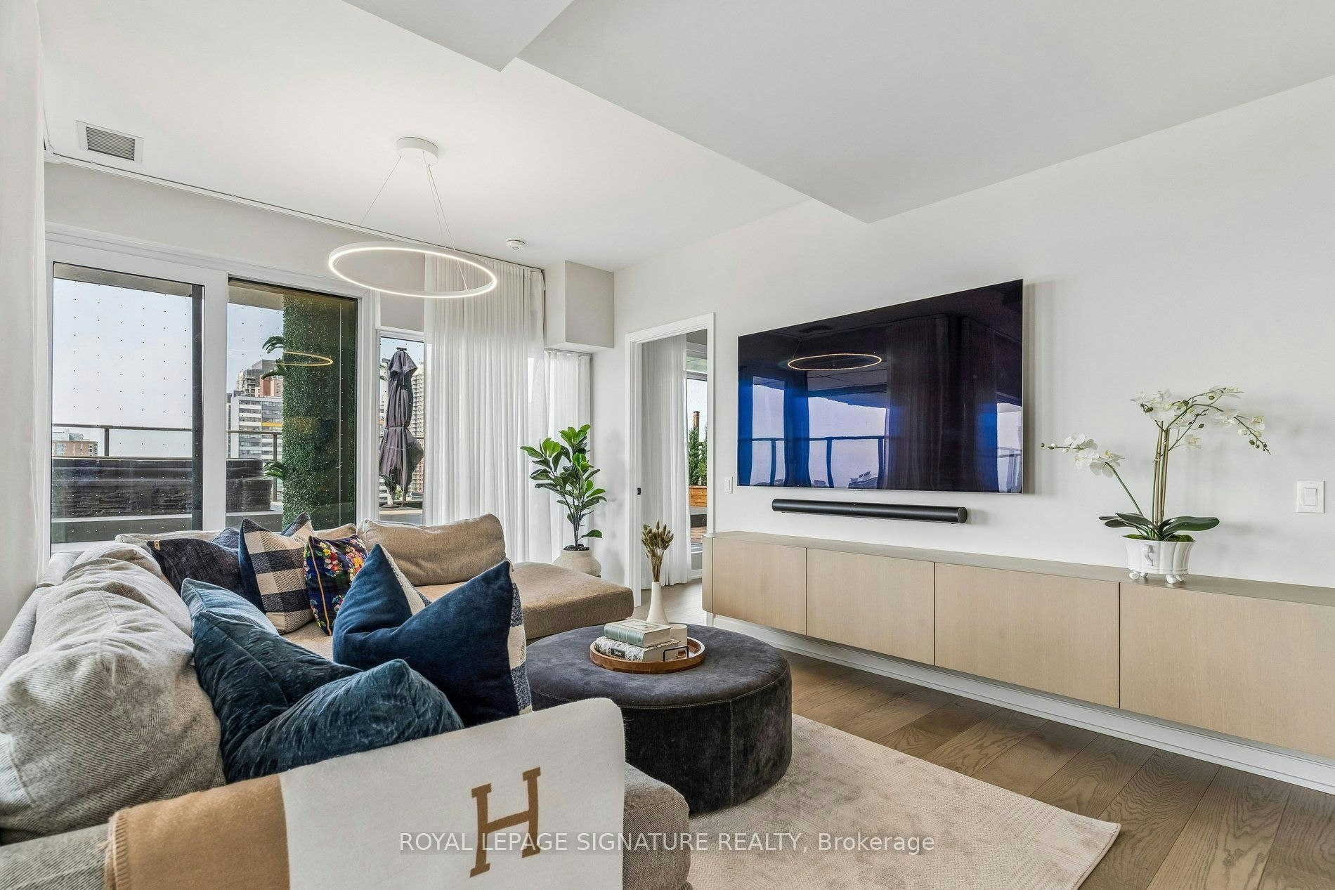 702-10 Graphophone Grove, Toronto, ON, M6H 0E5 - 3