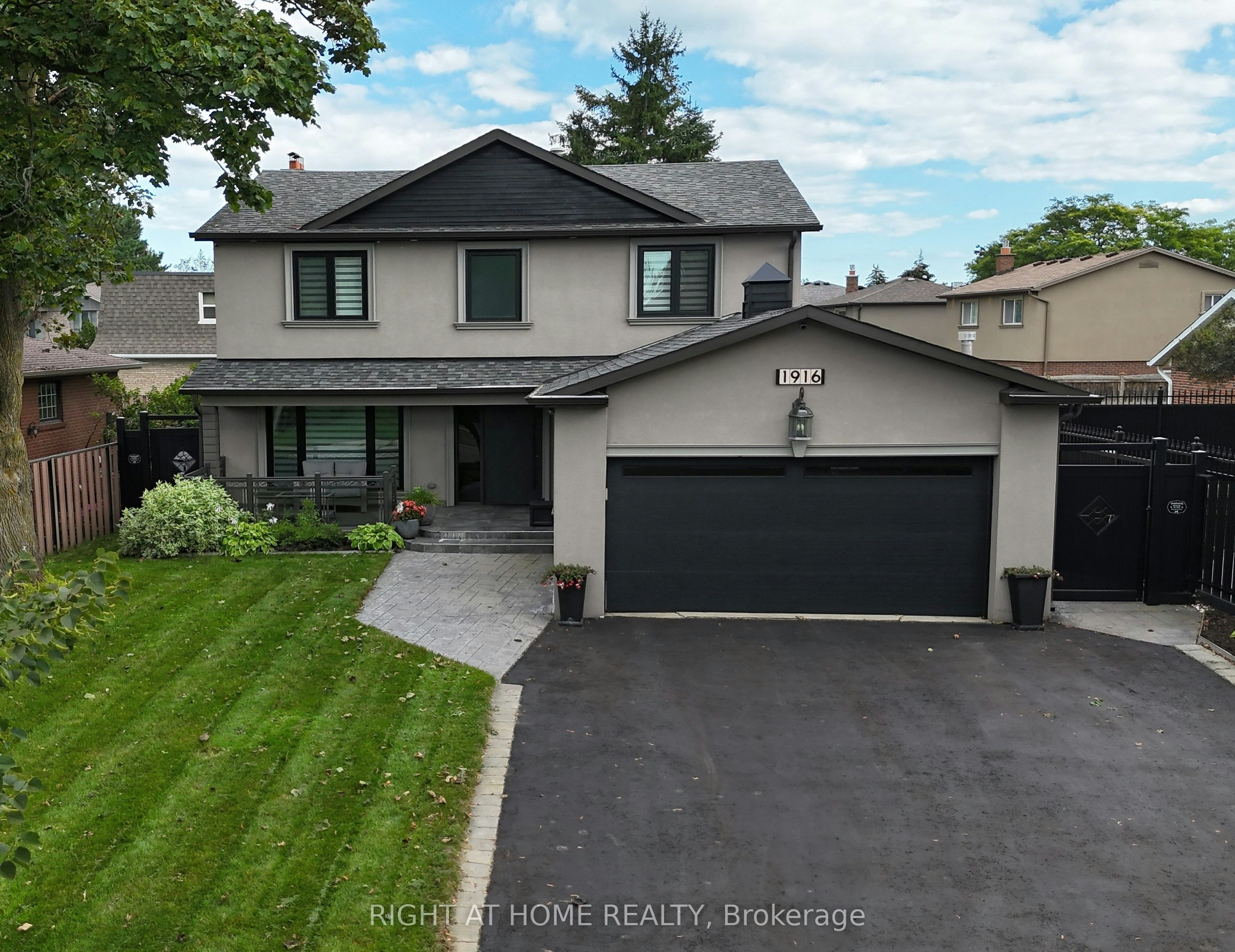 1916 Pagehurst Court, Mississauga, ON, L4X 1Y7