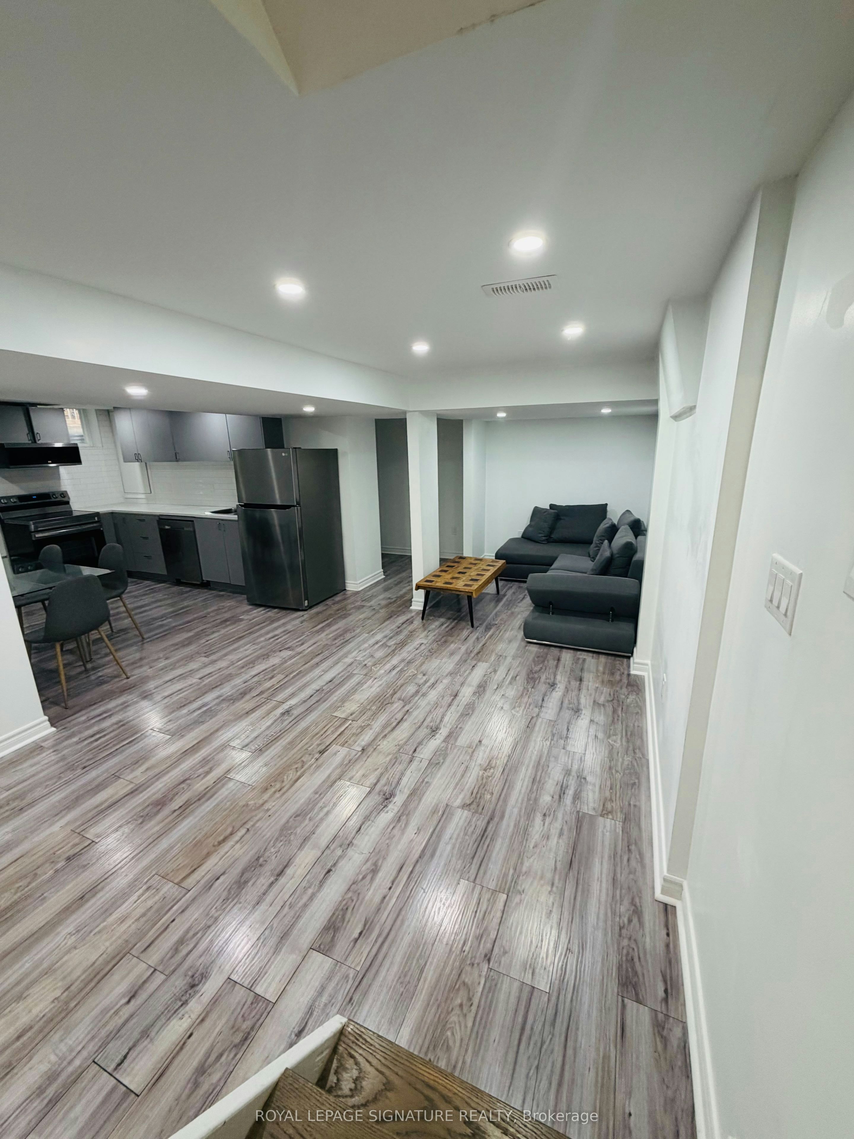 Room 1-445 Malaga Road, Mississauga, ON, L5E 3V8 - 4