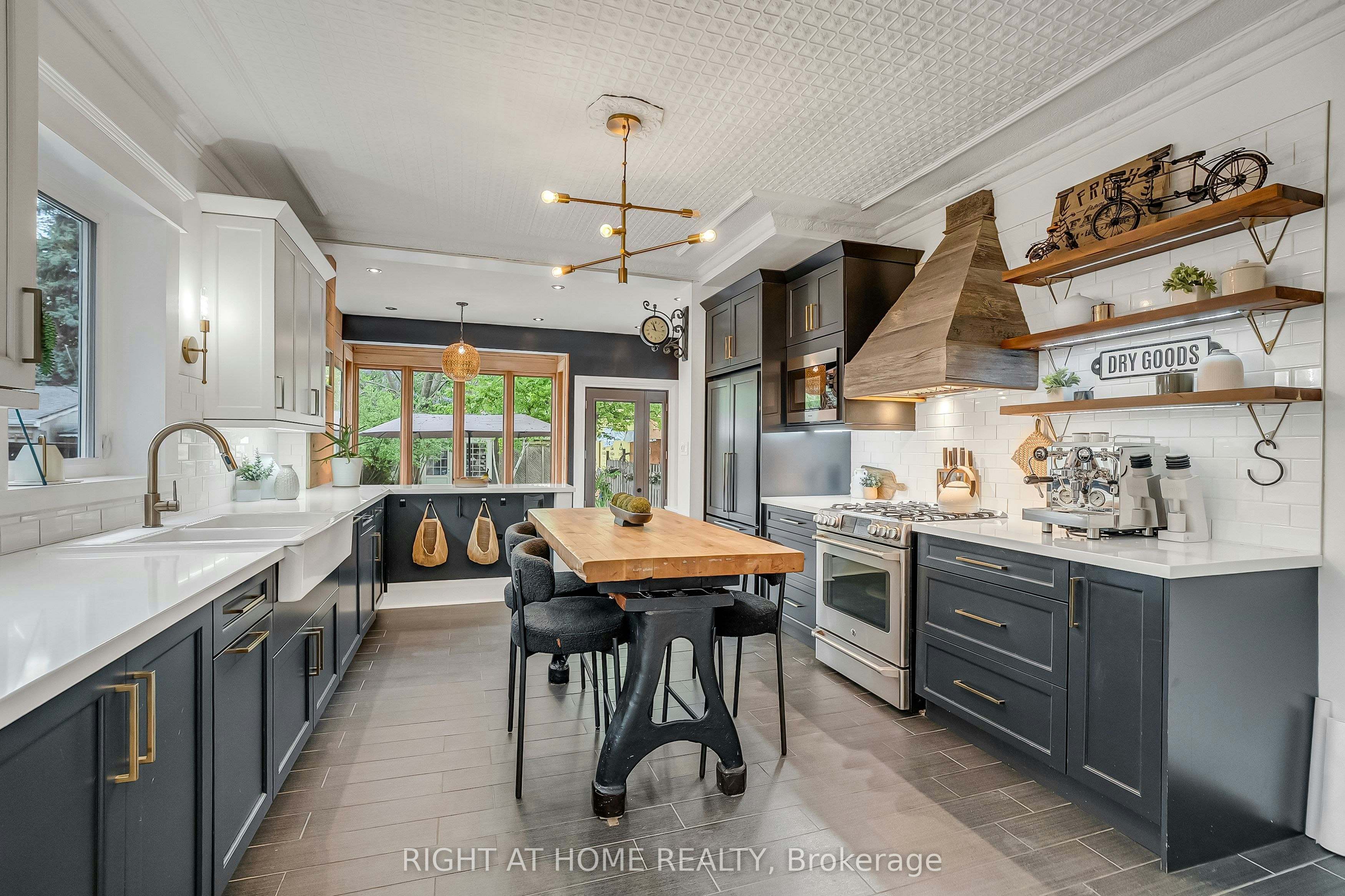 118 Lansdowne Avenue, Toronto, ON, M6K 2V9