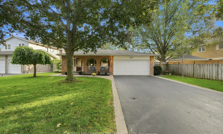 621 Moorelands Crescent