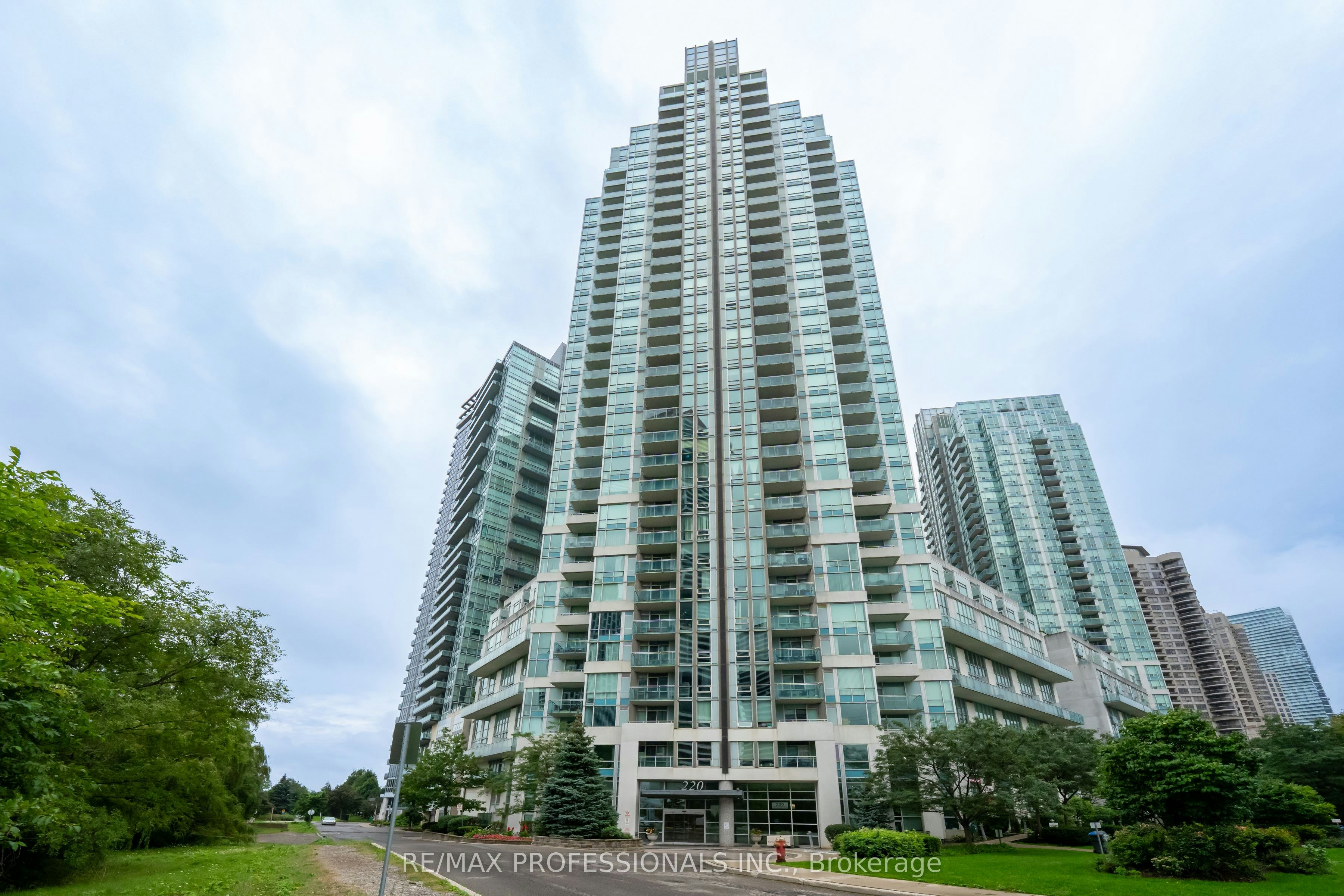 2004-220 Burnhamthorpe Road W, Mississauga, ON, L5B 4N4