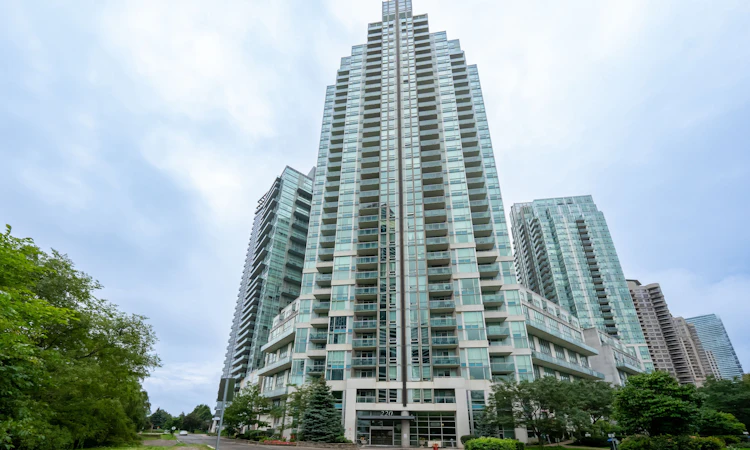 2004-220 Burnhamthorpe Road W