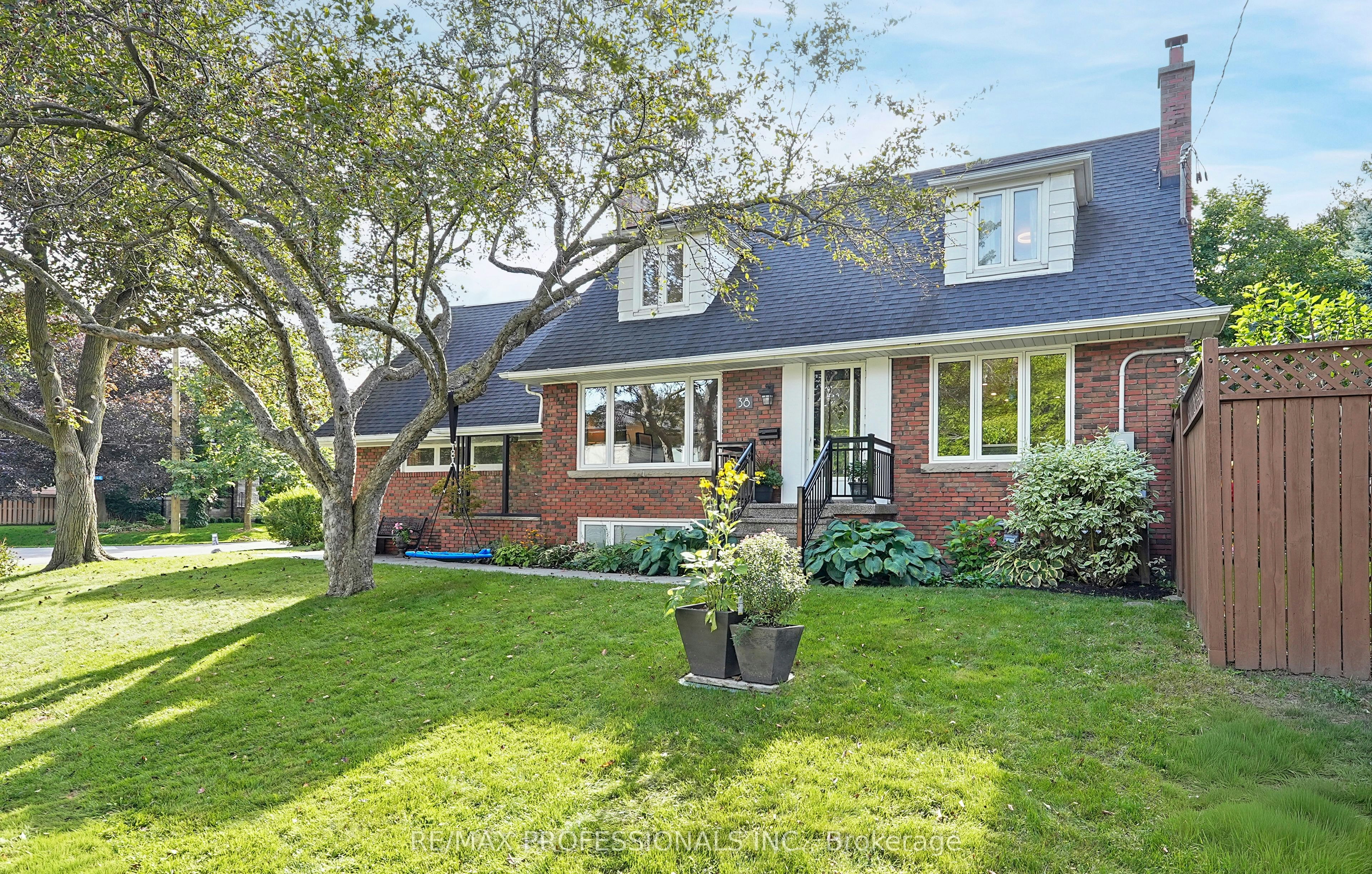 38 Ballacaine Drive, Toronto, ON, M8Y 4A9