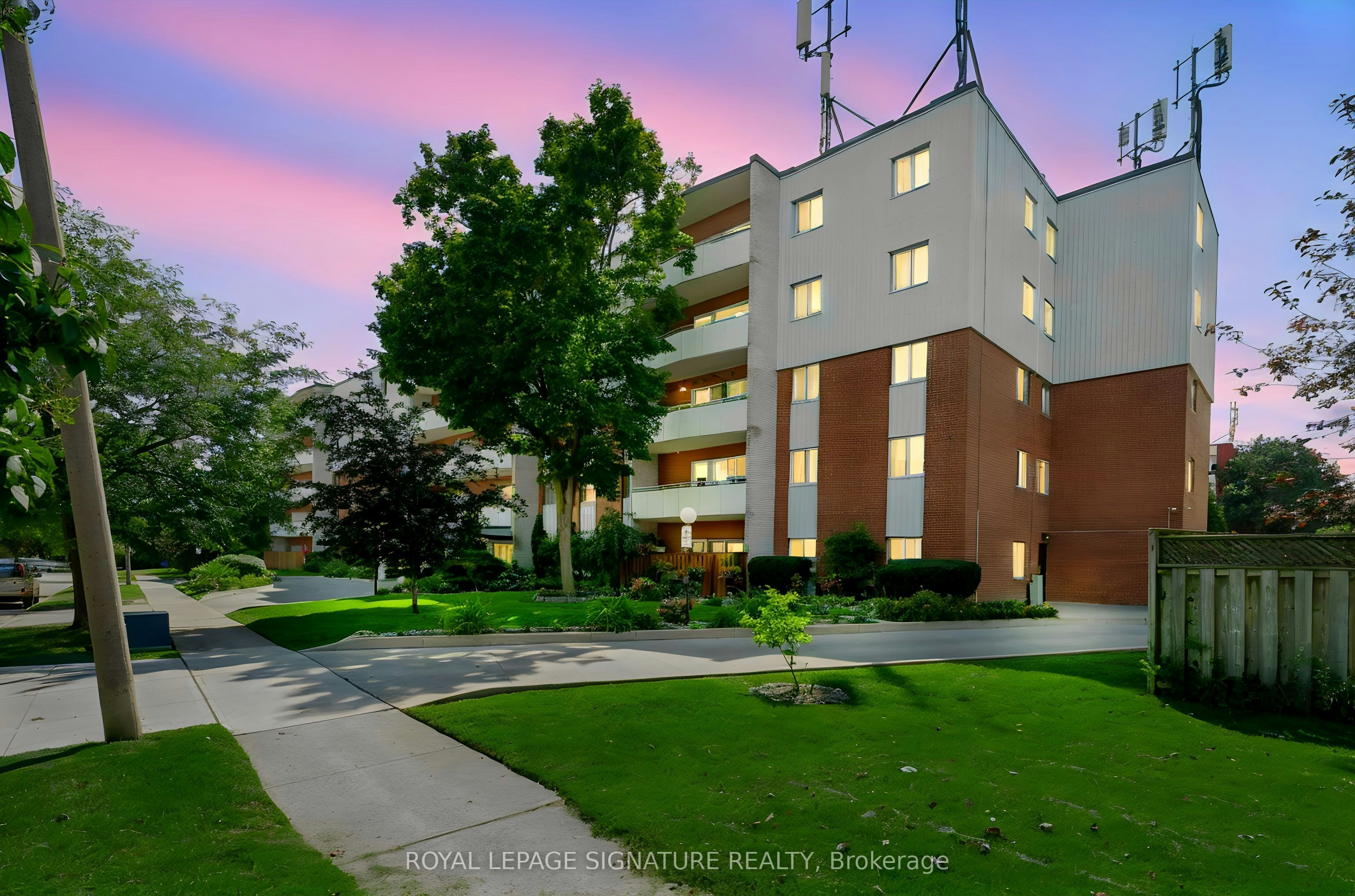 401-2485 Woking Crescent, Mississauga, ON, L5K 1Z6