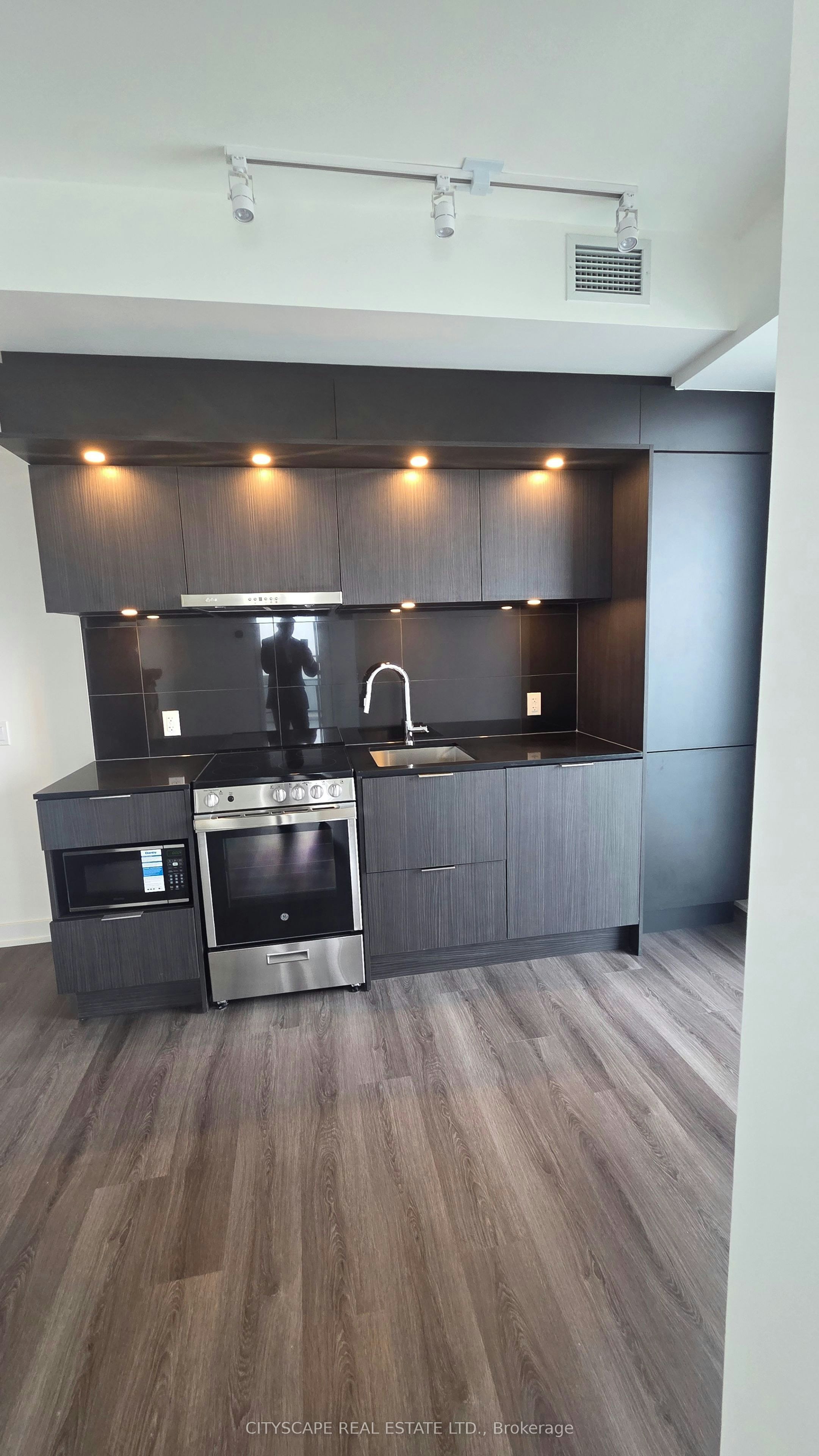 2402-448 Burnhamthorpe Road W, Mississauga, ON, L5B 0R4 - 9