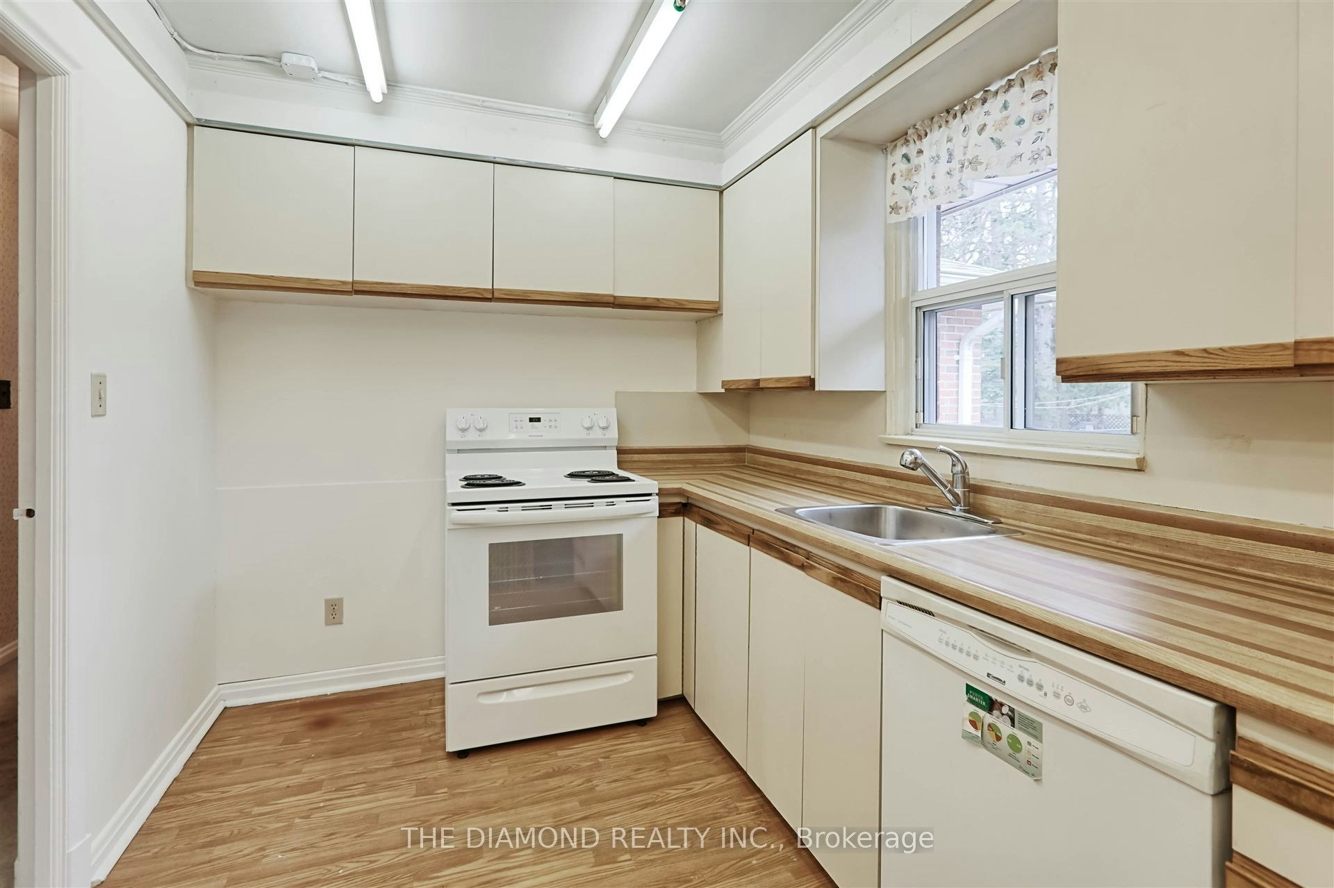 4670 Dundas Street W, Toronto, ON, M9A 1A6 - 9