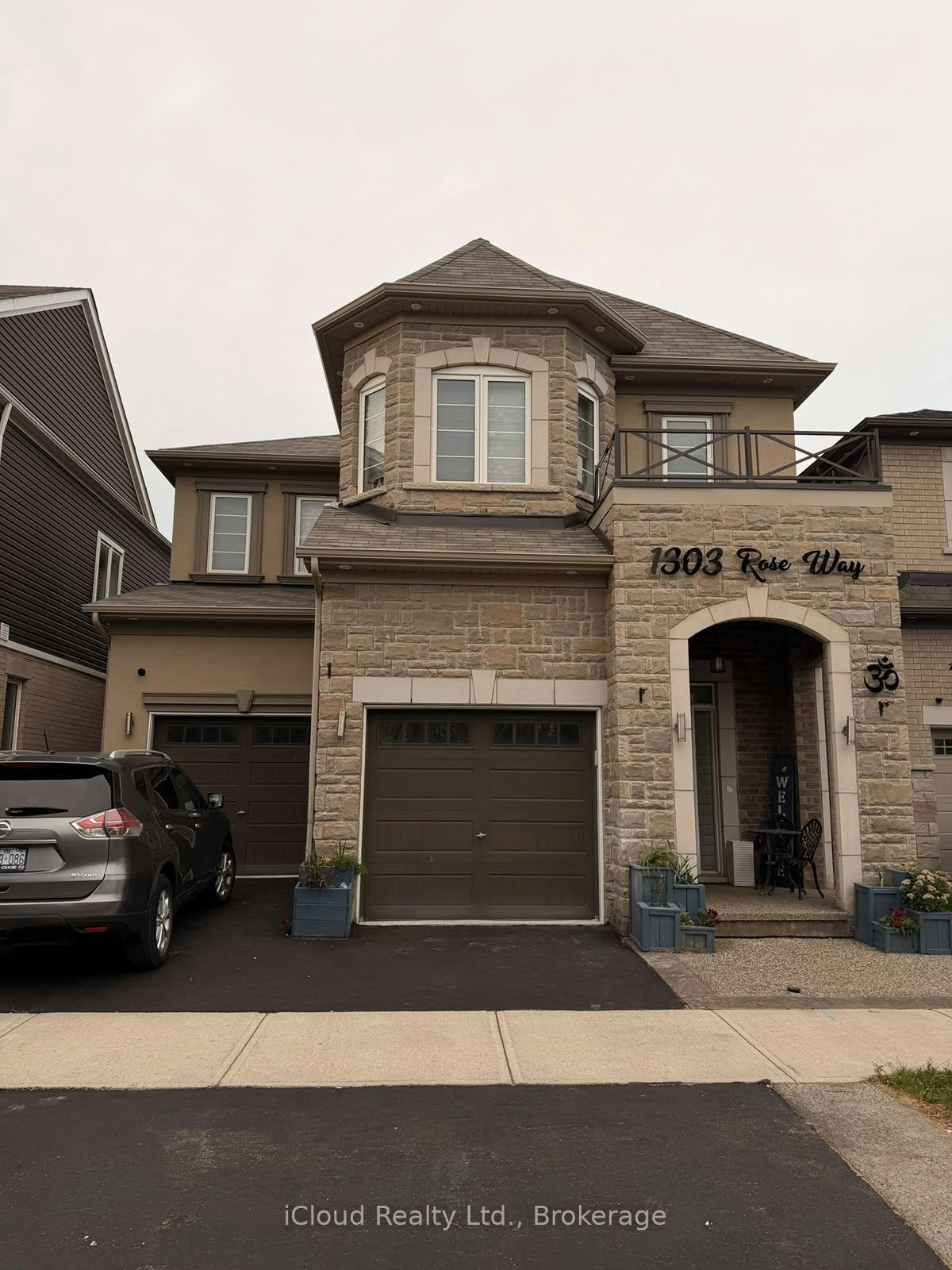 1303 Rose Way W, Milton, ON, L9E 1M2