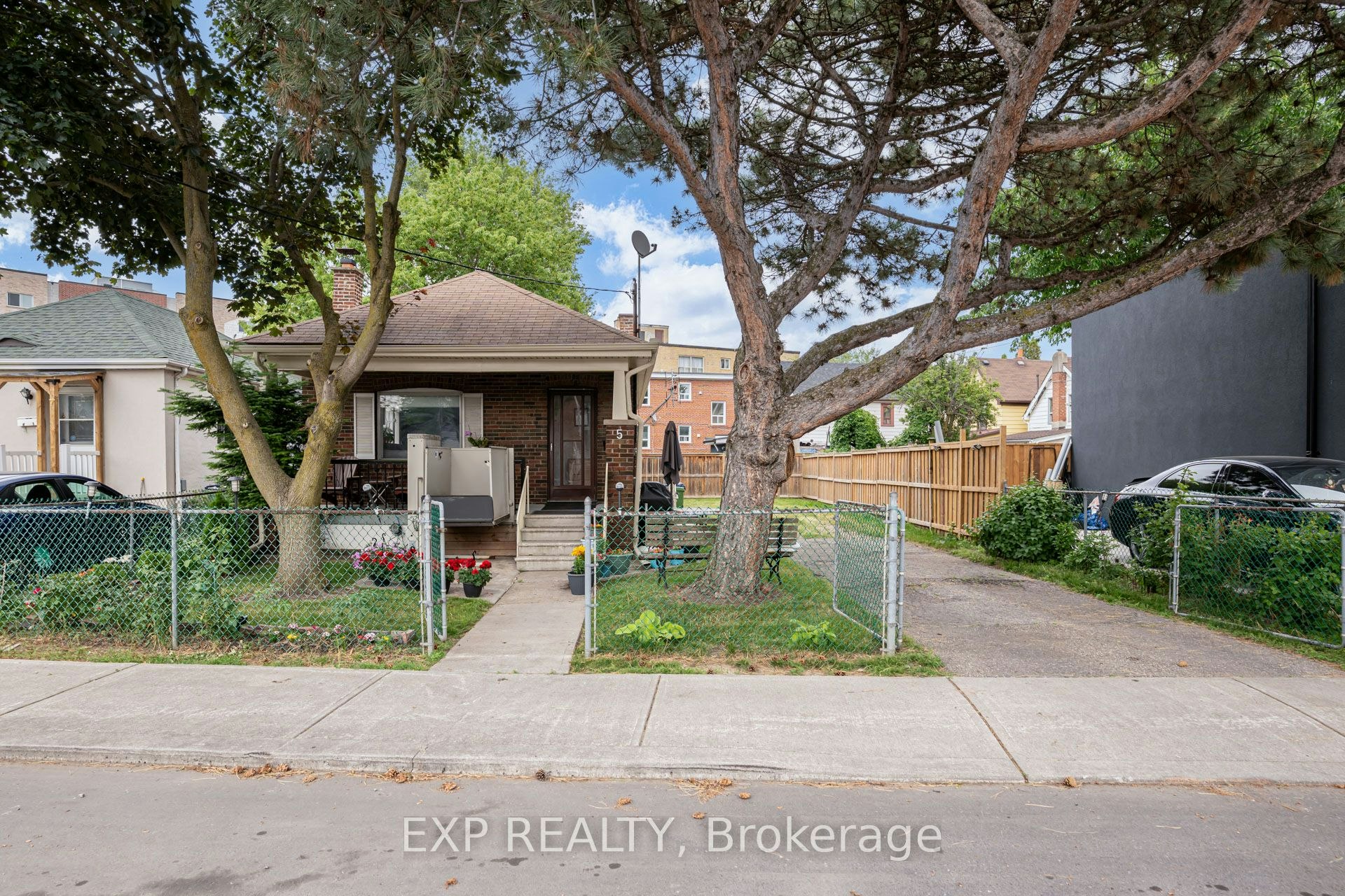 5 Laxis Avenue, Toronto, ON, M6M 2K6
