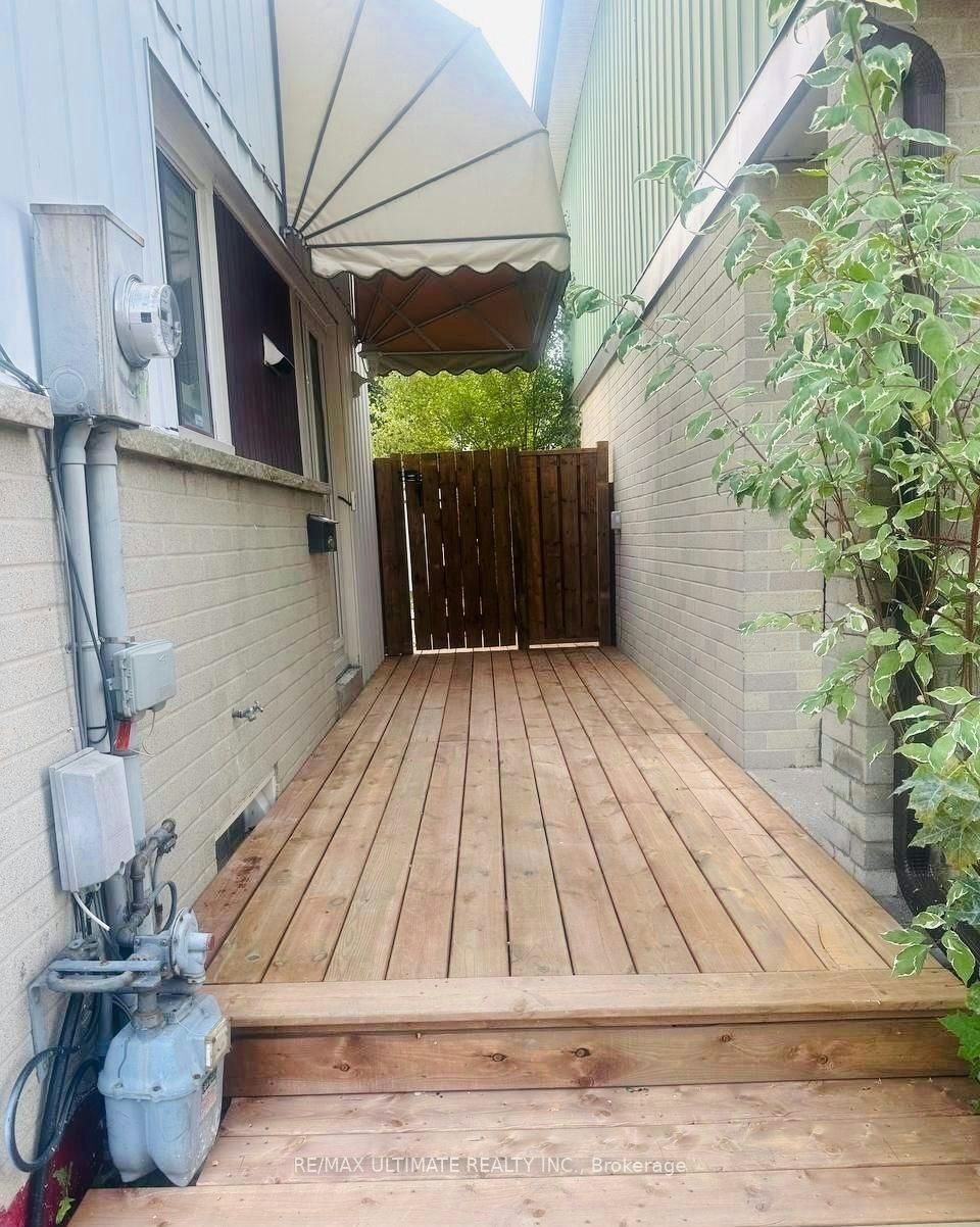 7 Grand River Court, Brampton, ON, L6S 2J8 - 2