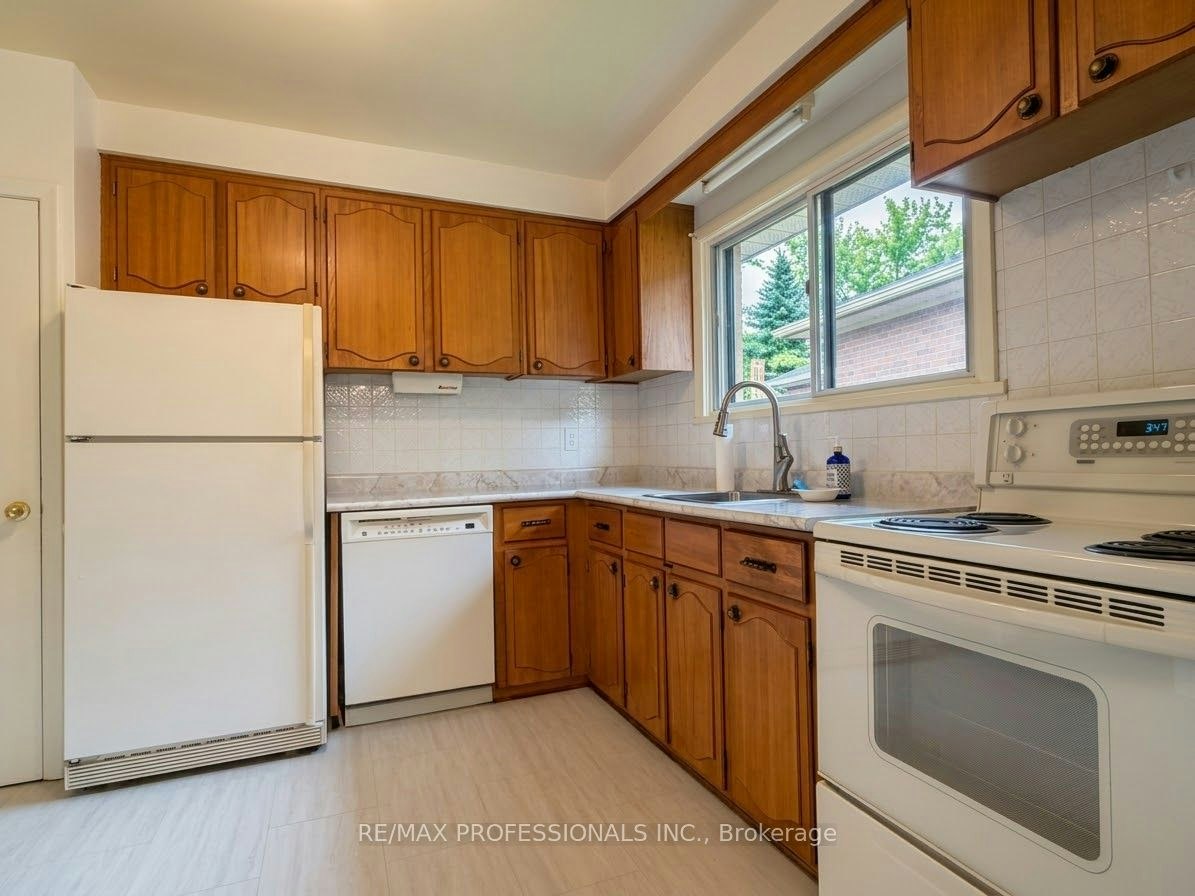 31 Cheshire Drive, Toronto, ON, M9B 2N7 - 4