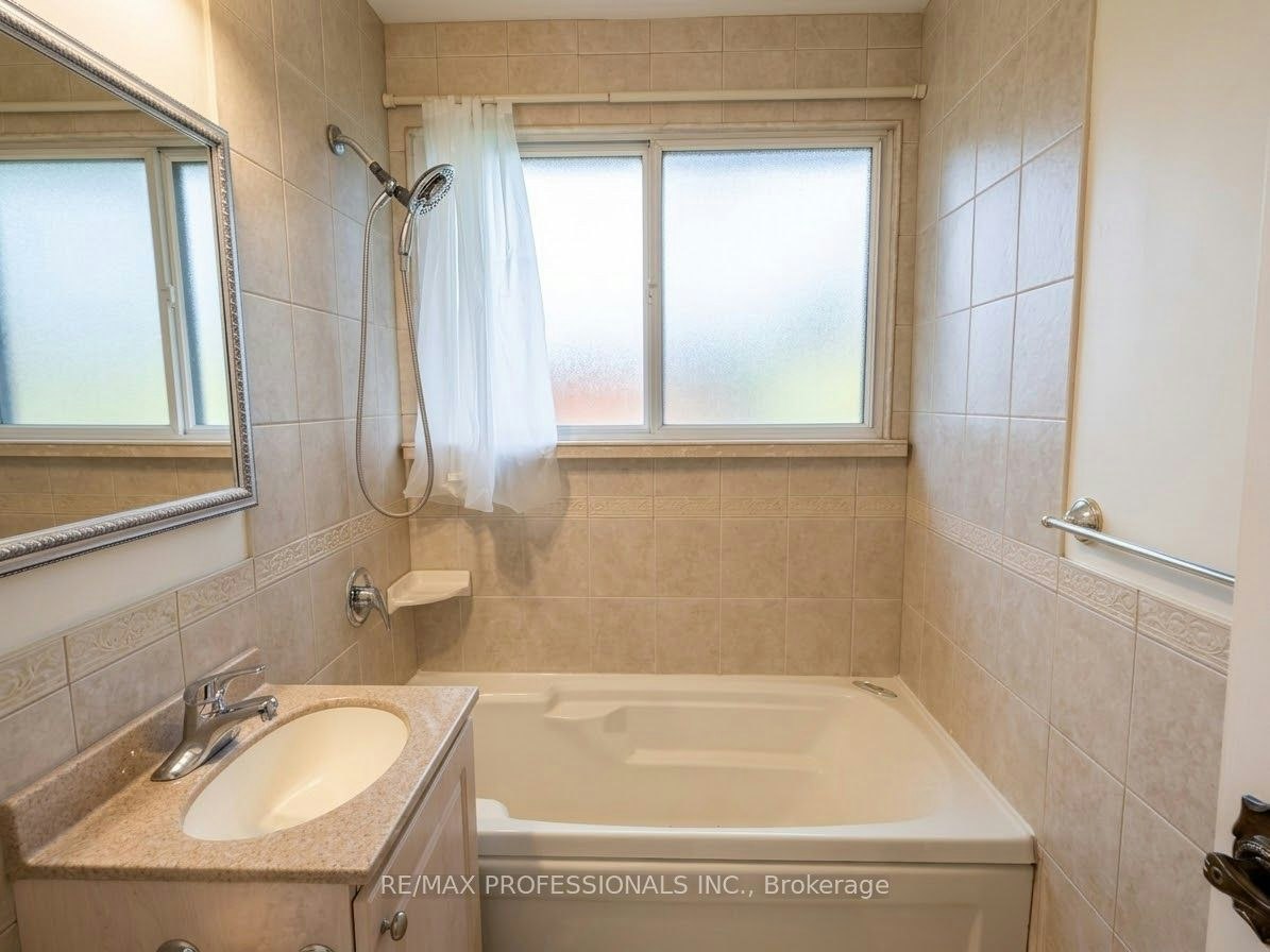 31 Cheshire Drive, Toronto, ON, M9B 2N7 - 5
