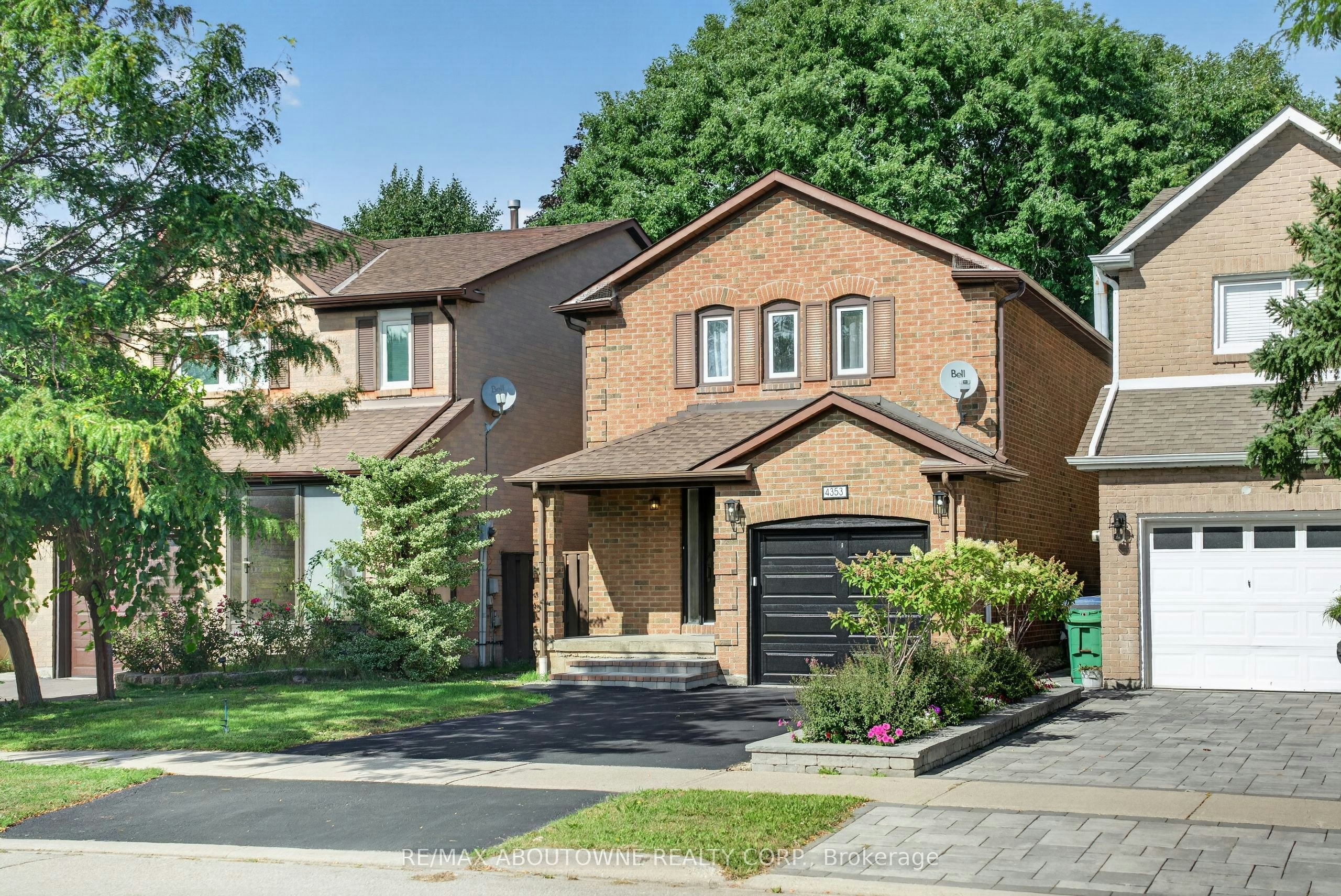 4353 Sawmill Valley Drive, Mississauga, ON, L5L 3L3